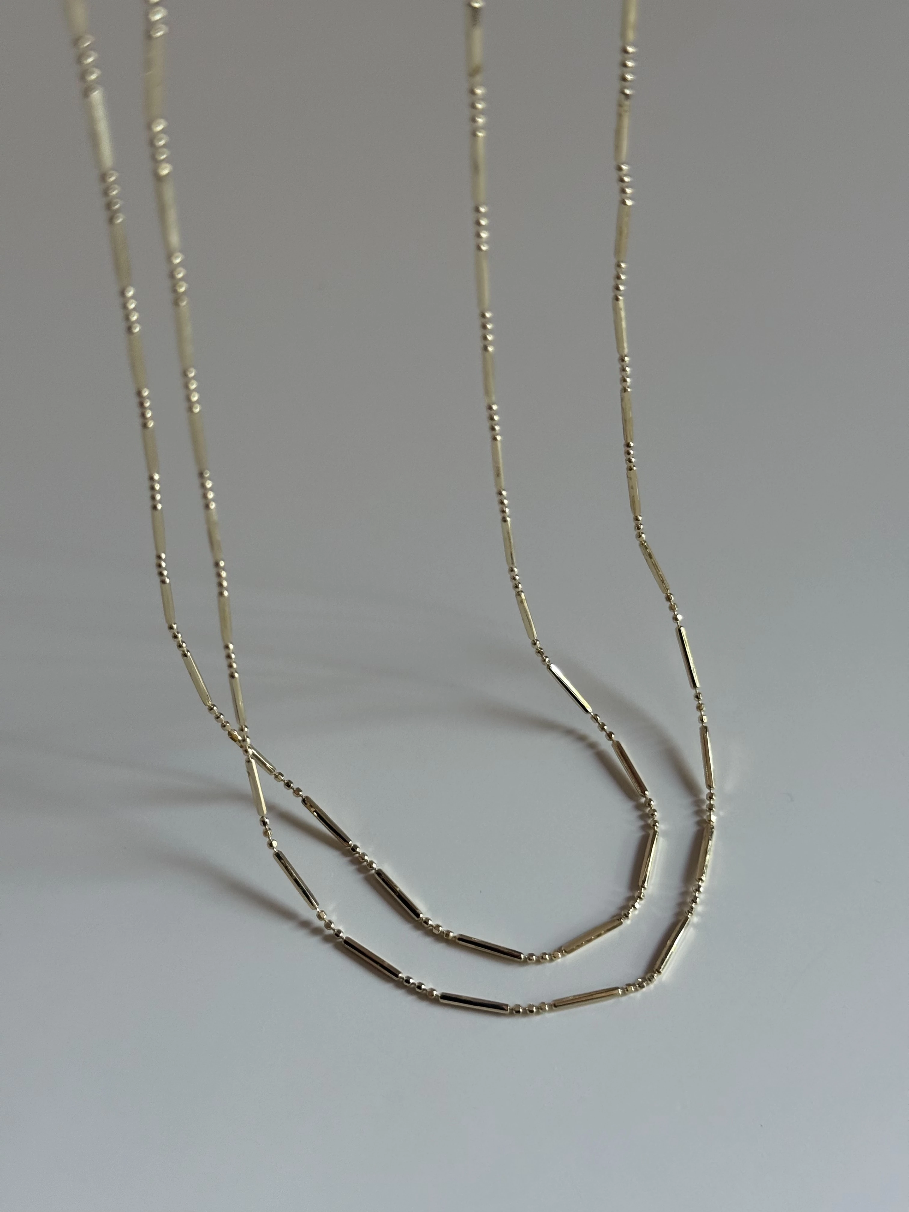 Gold Rengi Çizgi ve Boncuk Model Uzun Kolye