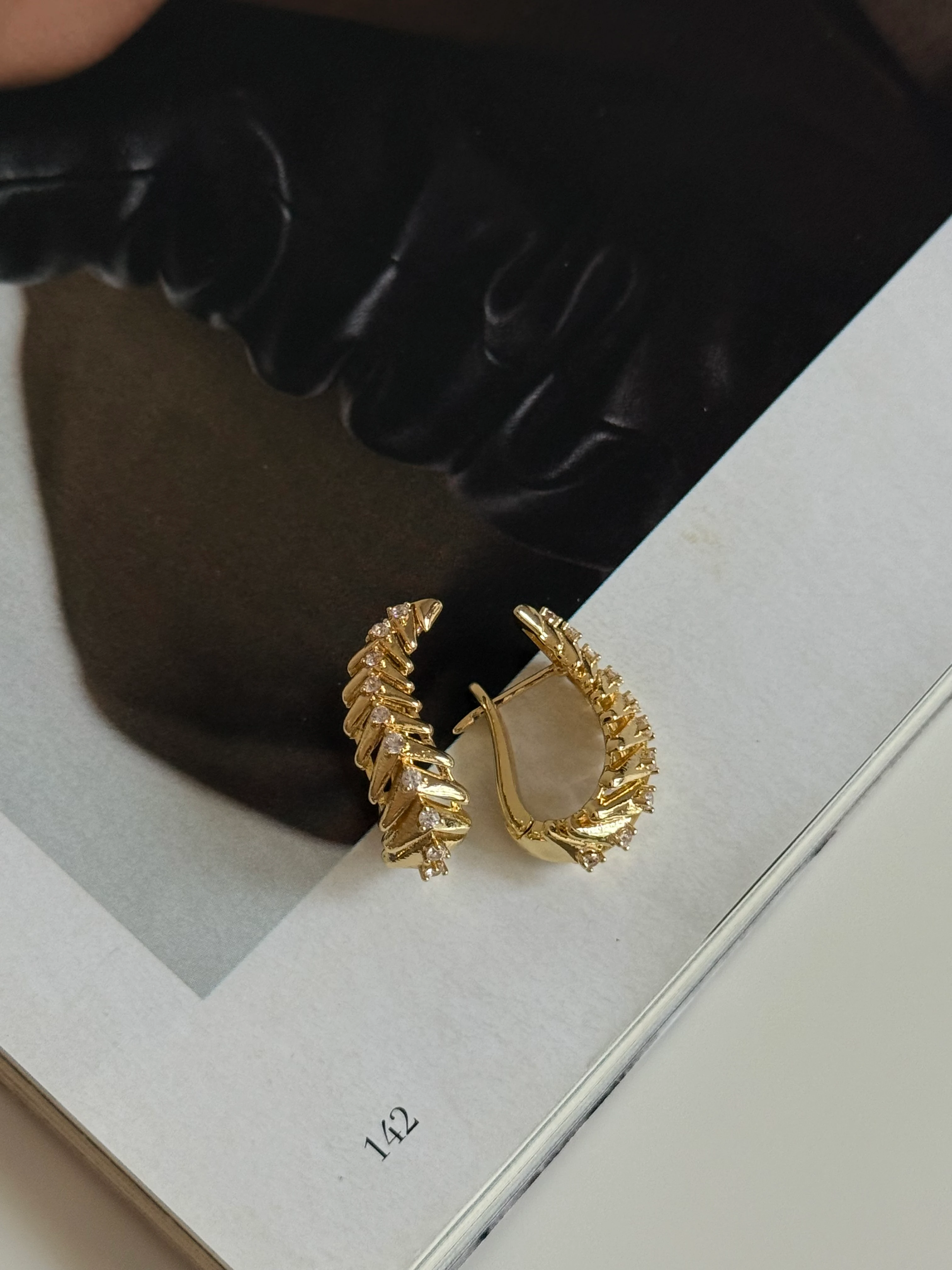 Gold Rengi Taş Detaylı V Model Kadın Küpe