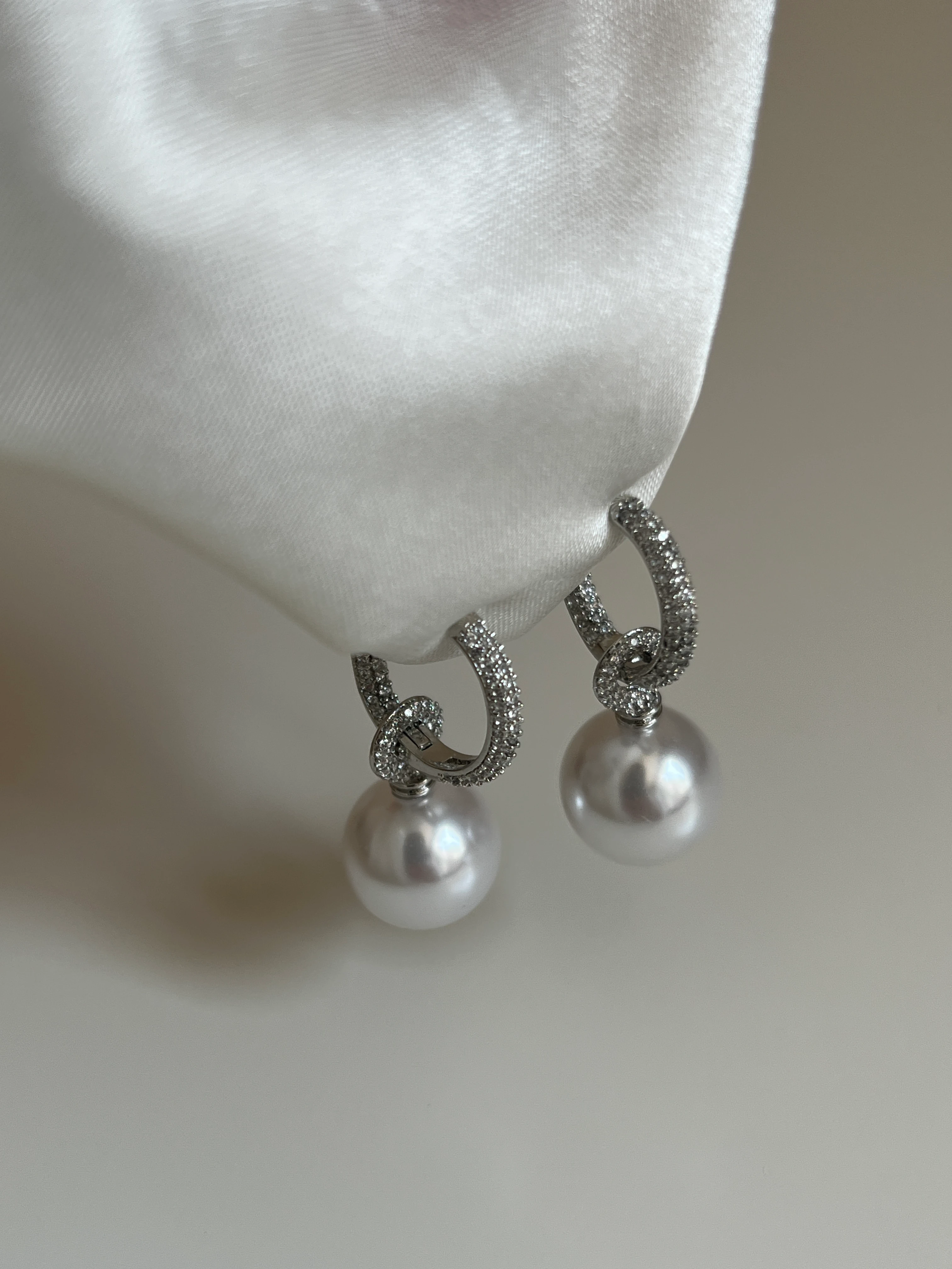 Zirkon Taşlı İnci Model Sallantılı Kadın Halka Küpe