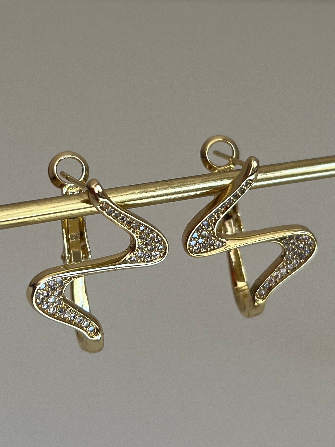 Gold Rengi Zirkon Taşlı S Model Kadın Küpe