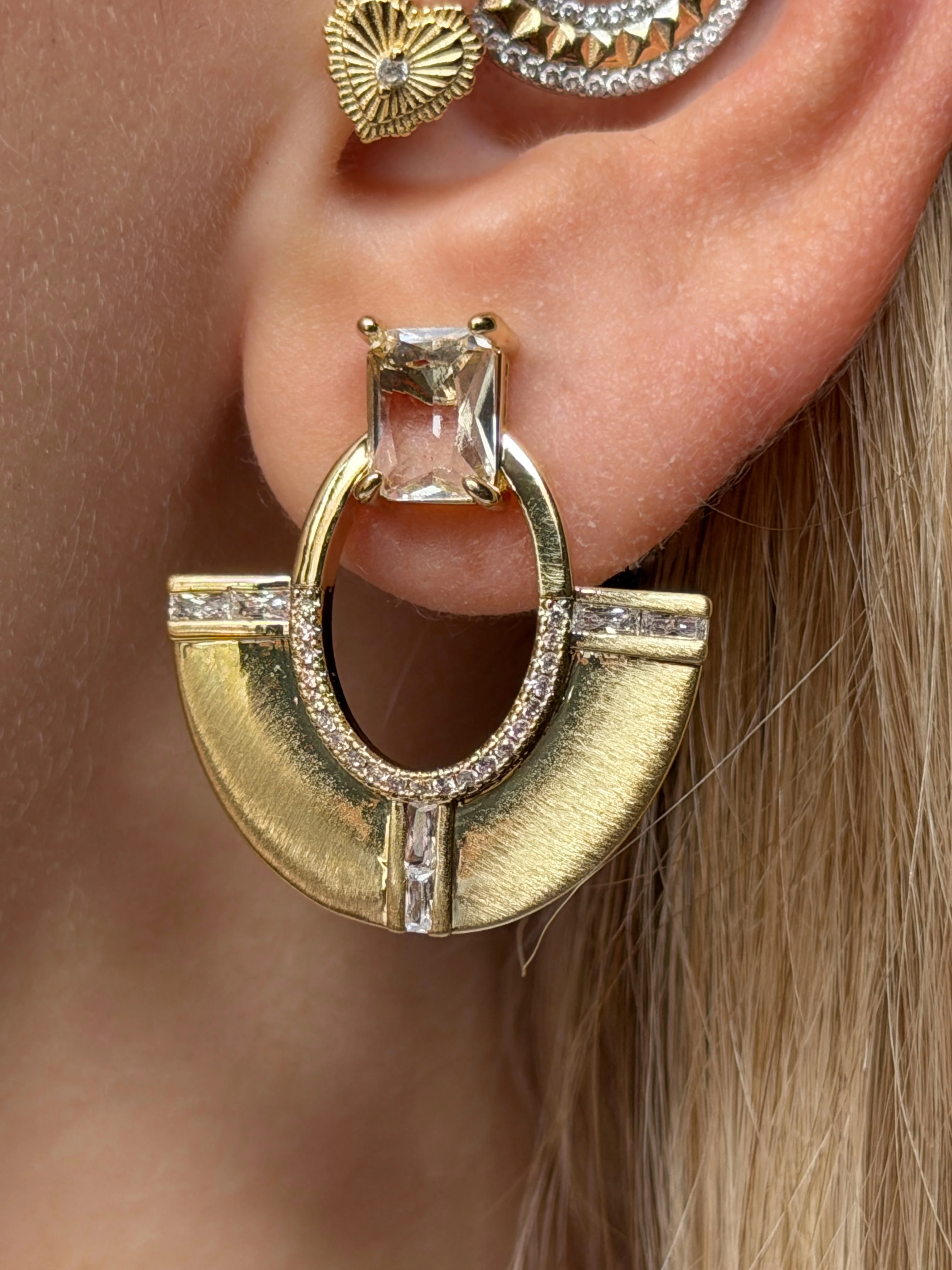 Gold Rengi Taş Detaylı Mat Kadın Küpe