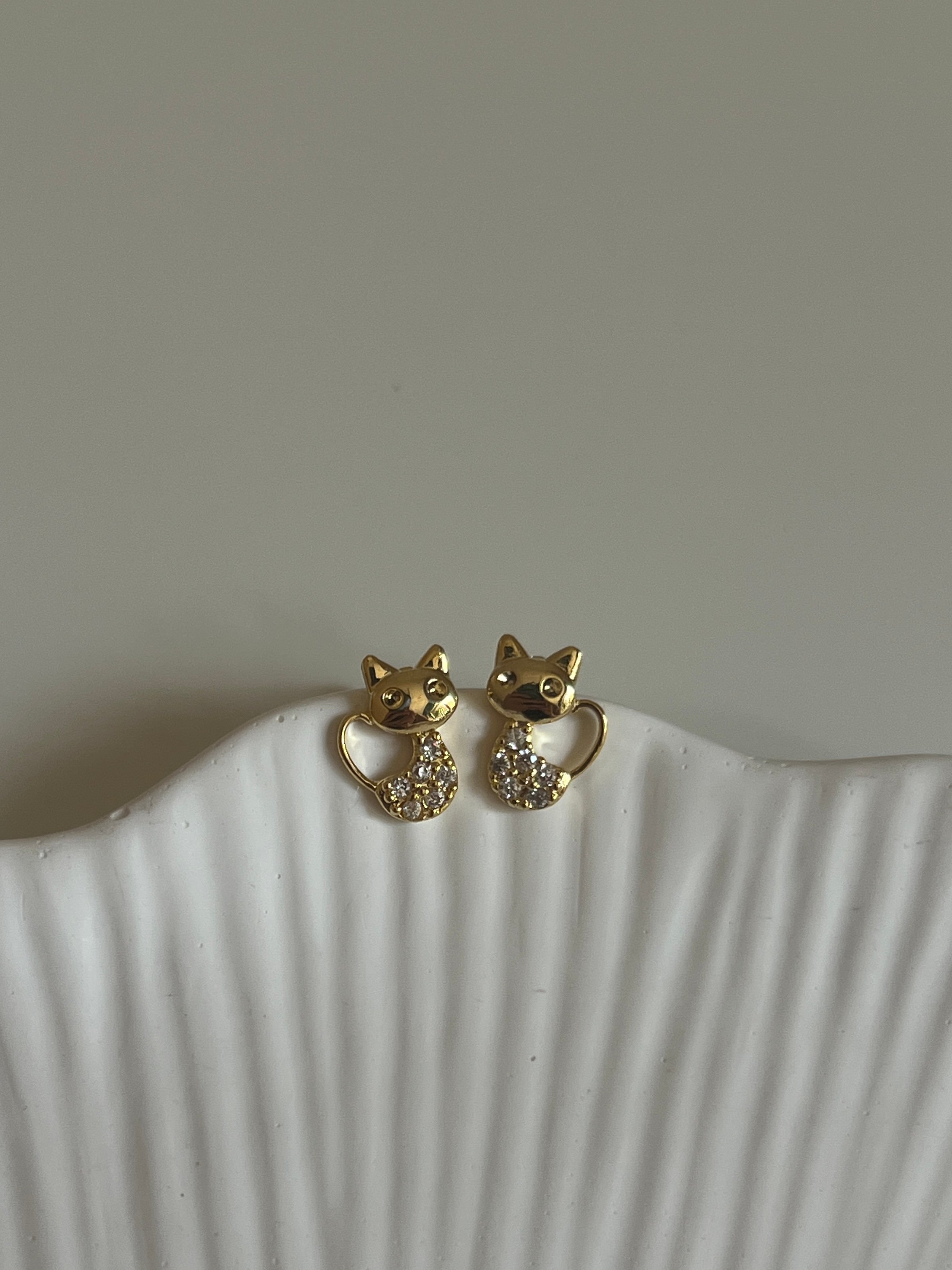 Gold Rengi Kedi Figürlü Kadın Minimal Küpe 