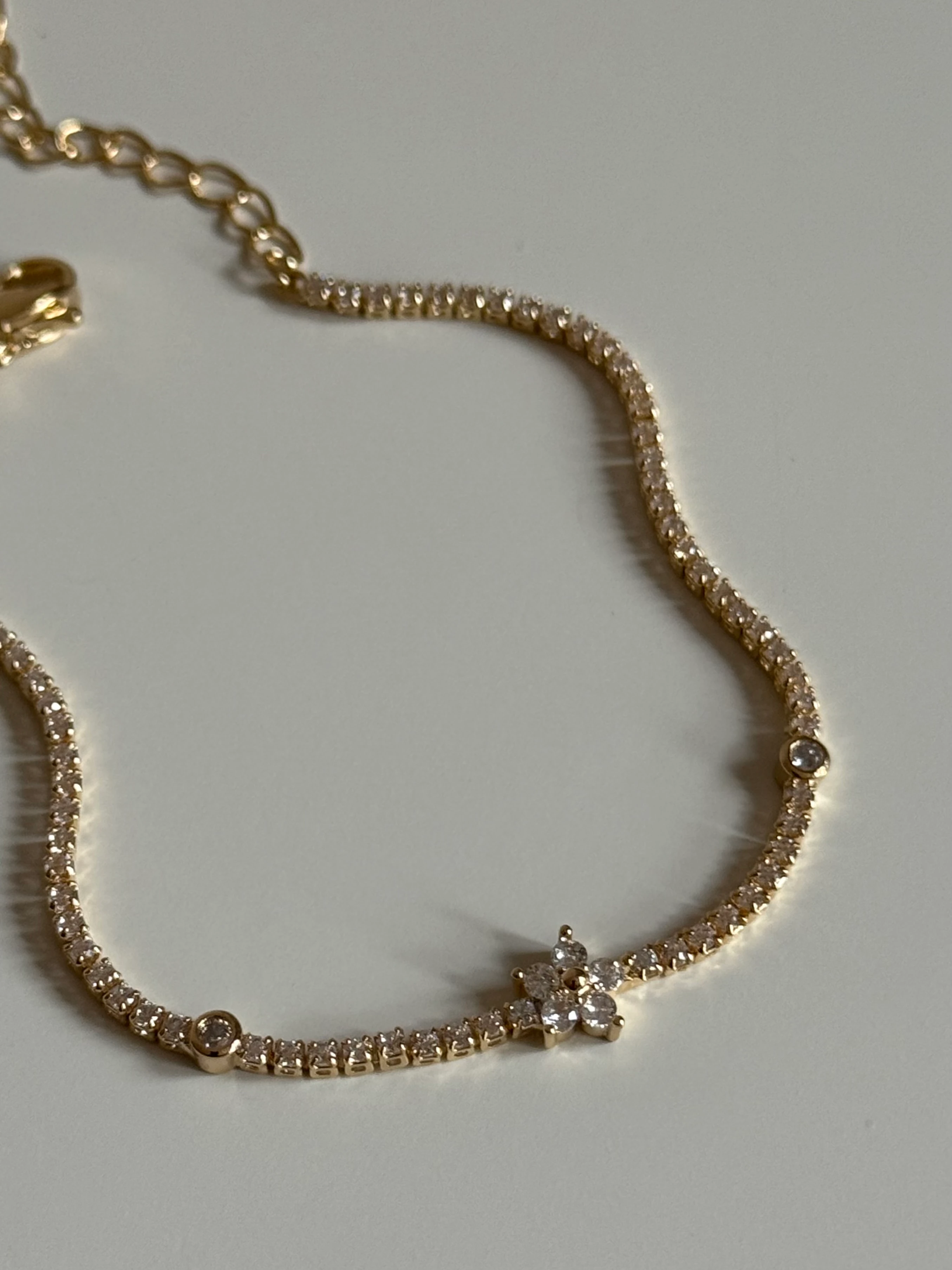 Taş Detaylı Çiçek Model Su Yolu Kadın Bileklik