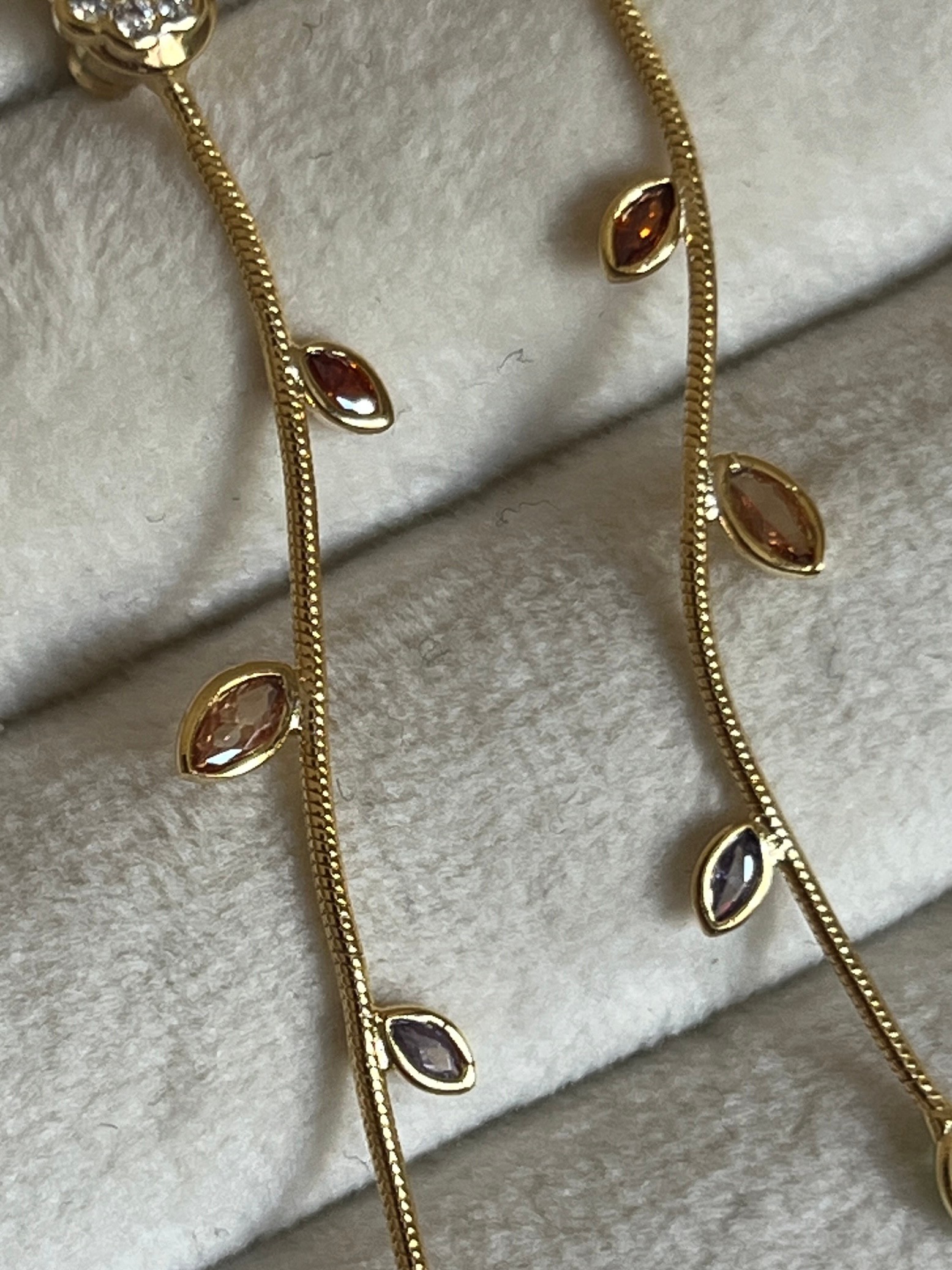 Gold Rengi Renkli Zirkon Taş Sallantılı Çiçek Model Kadın Küpe