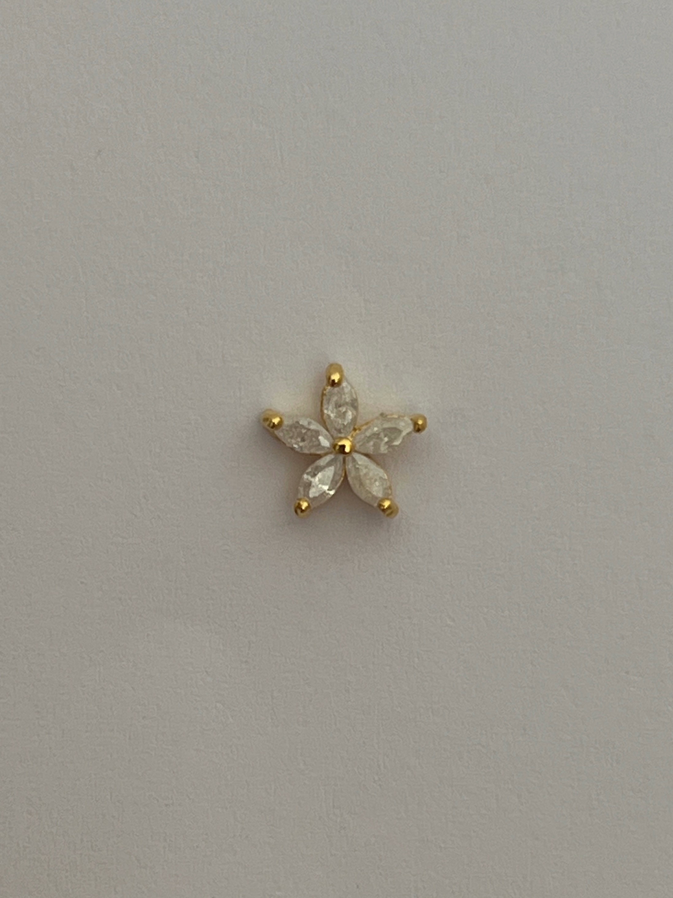 Gold Rengi Beyaz Zirkon Taşlı Çiçek Model Kadın Piercing