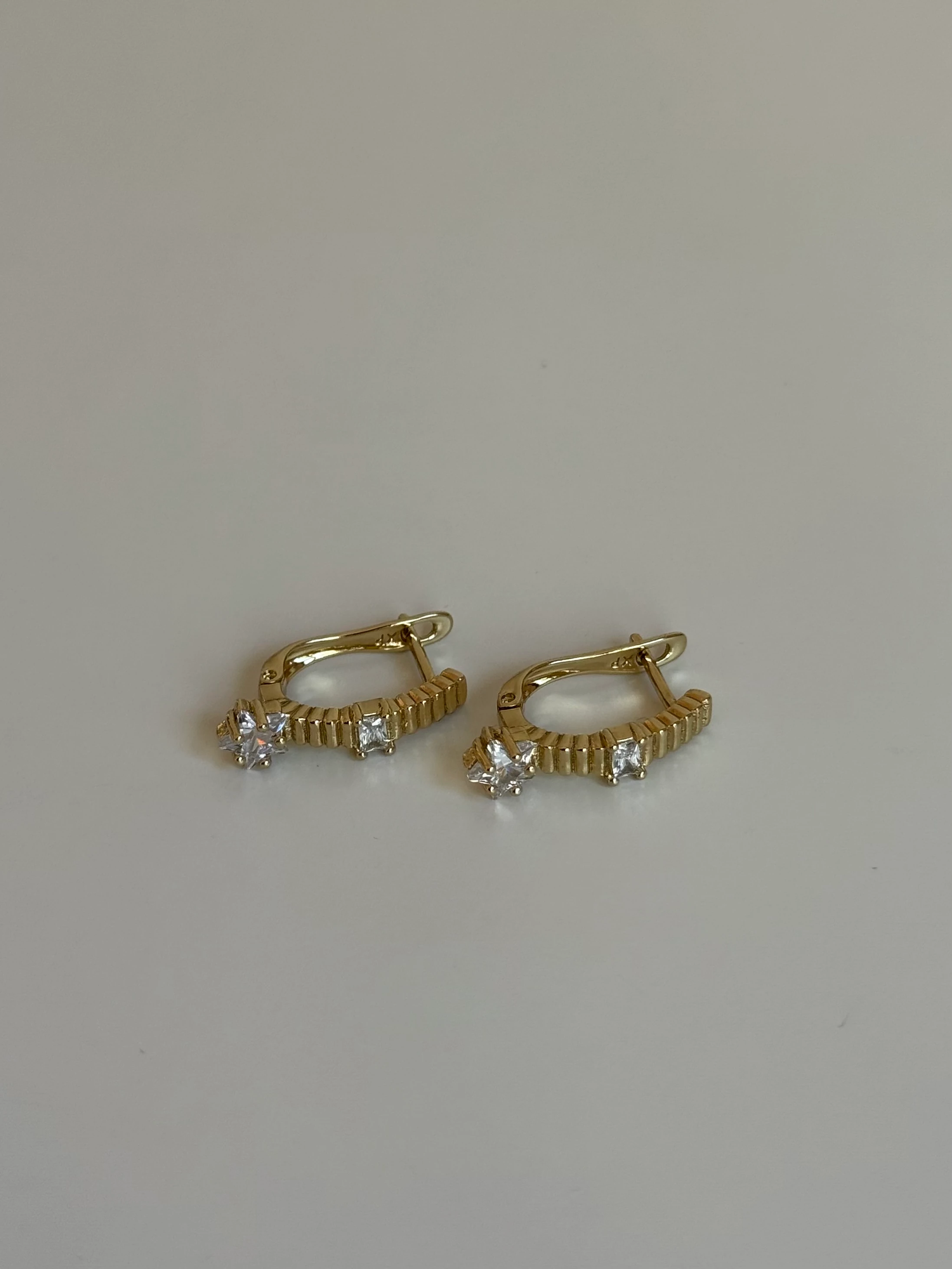 Gold Rengi Tırtıklı Yıldız Taş Detaylı Xupıng Kadın Küpe