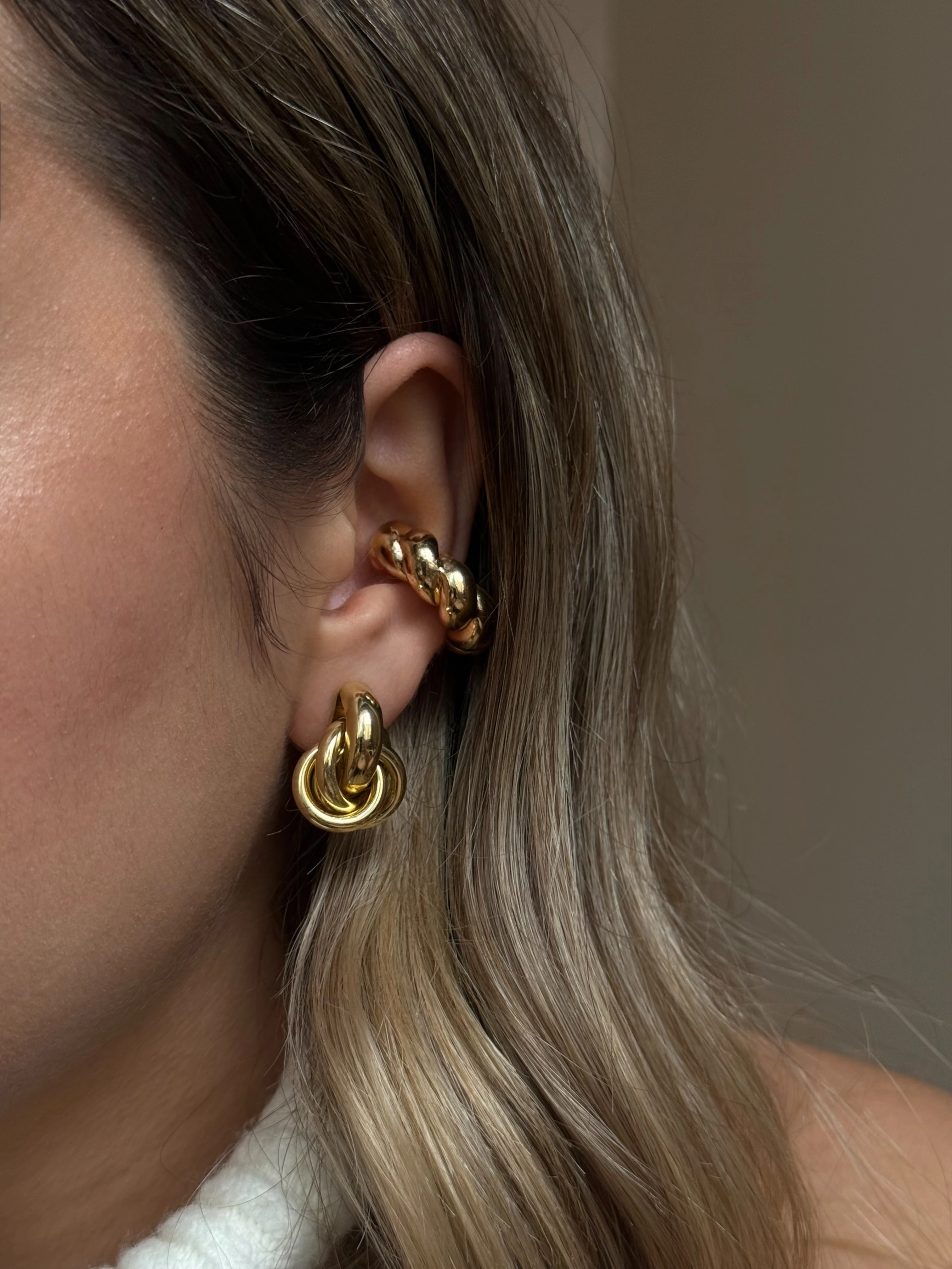 Sarmal Model Kadın Kıkırdak Küpe