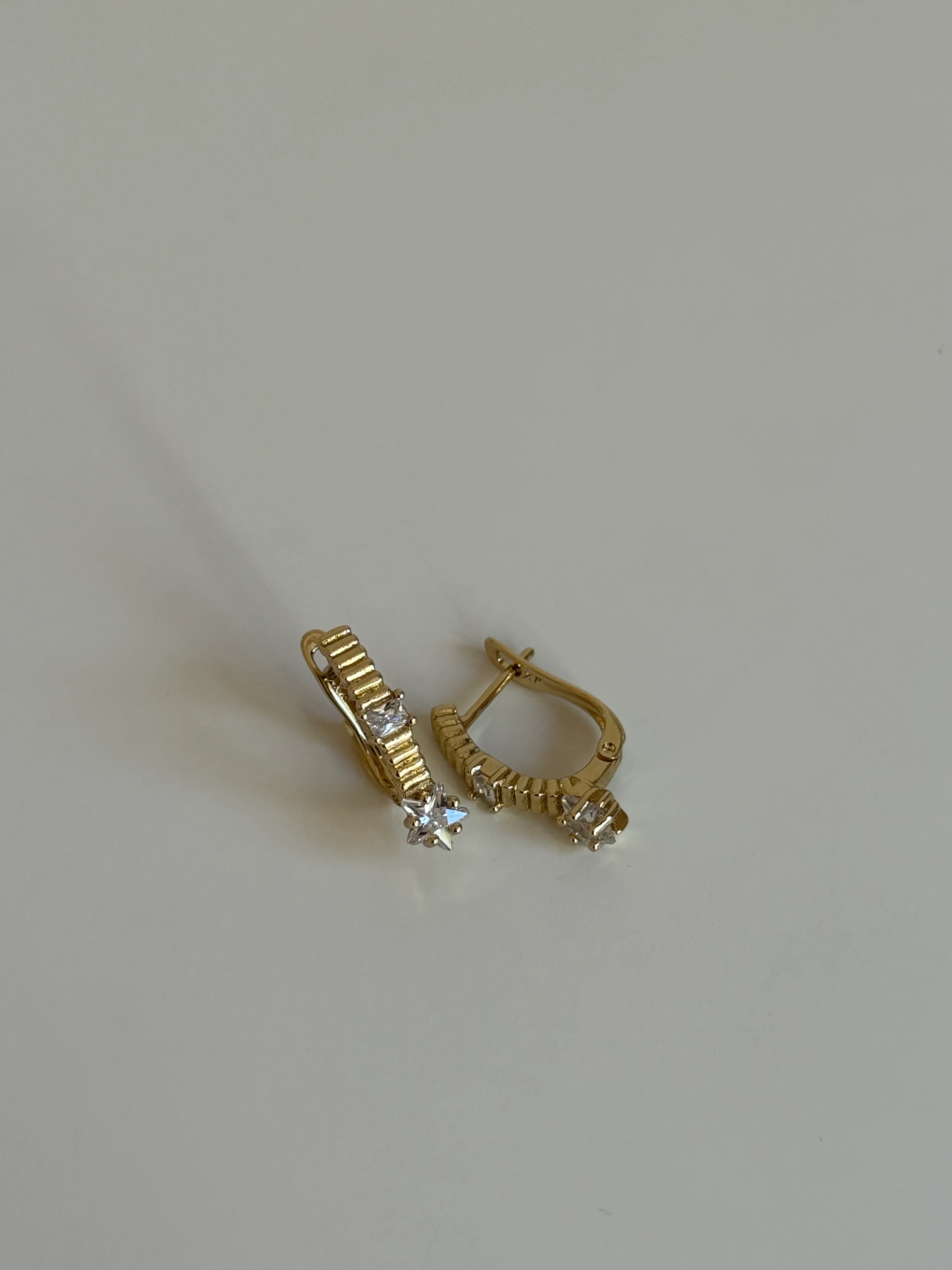 Gold Rengi Tırtıklı Yıldız Taş Detaylı Xupıng Kadın Küpe