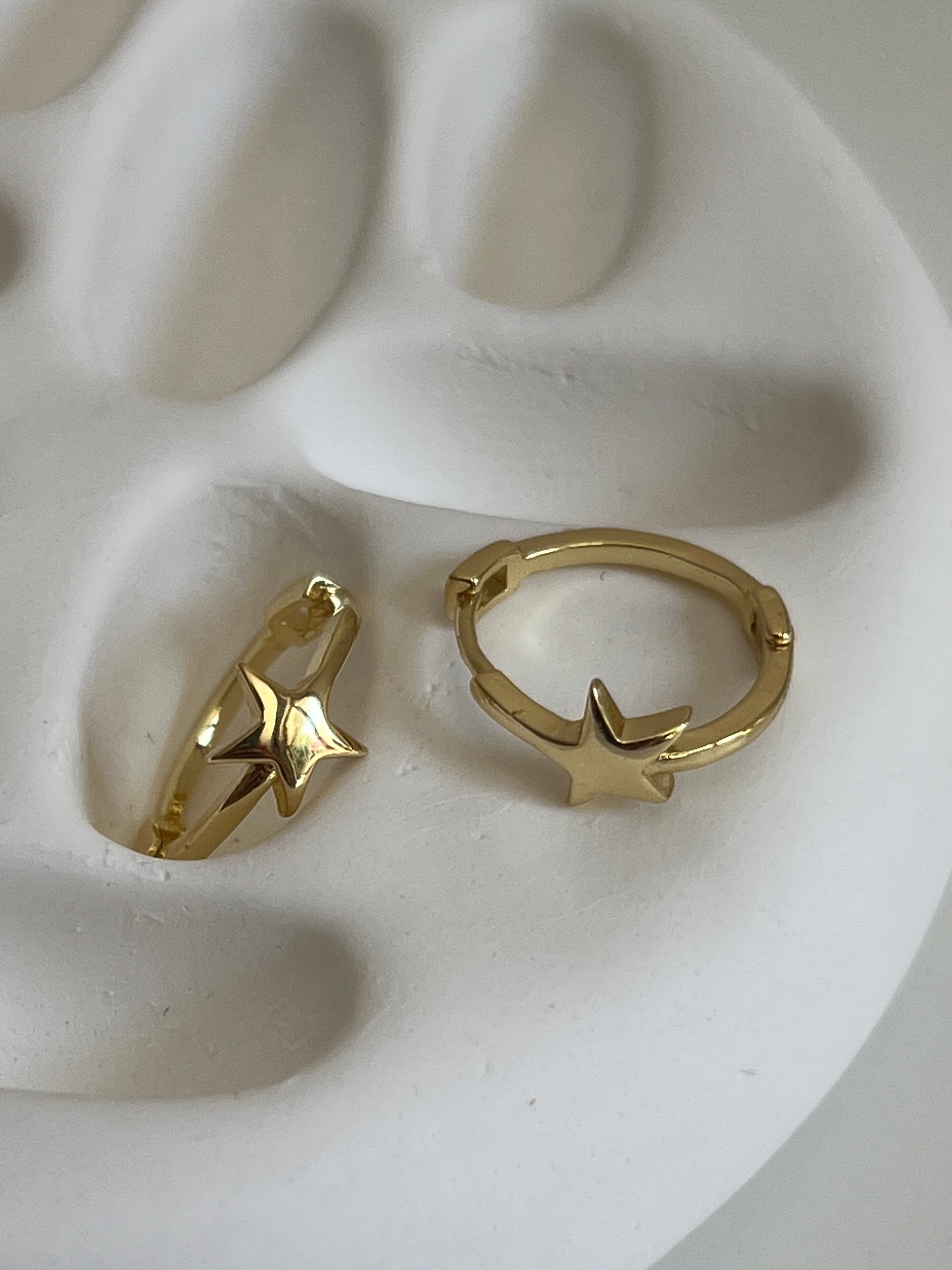 Gold Rengi Yıldız Detaylı Kadın Halka Küpe