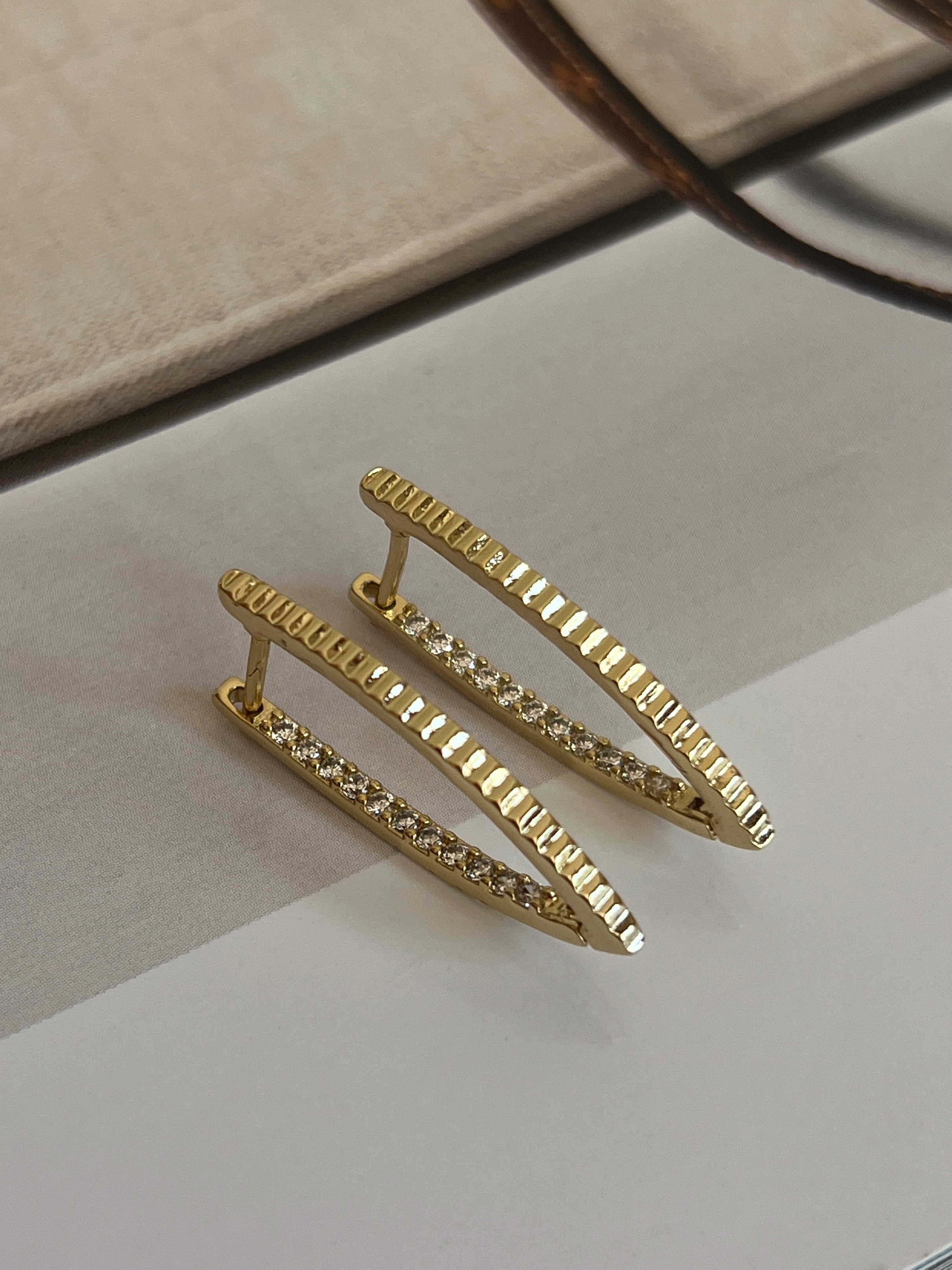 Gold Rengi Zirkon Taş Detaylı Tırtık Desenli Kadın Xupıng Küpe