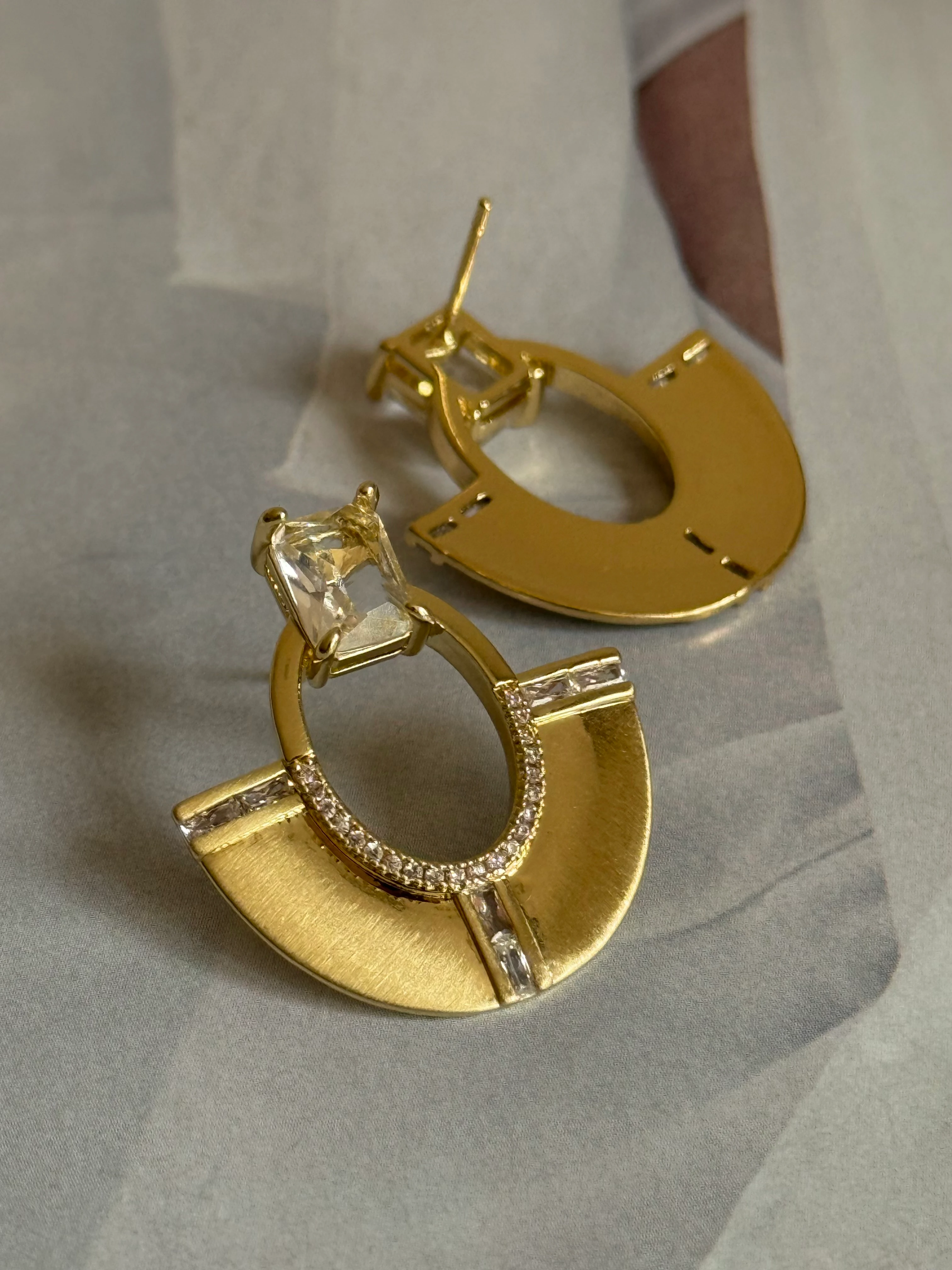 Gold Rengi Taş Detaylı Mat Kadın Küpe