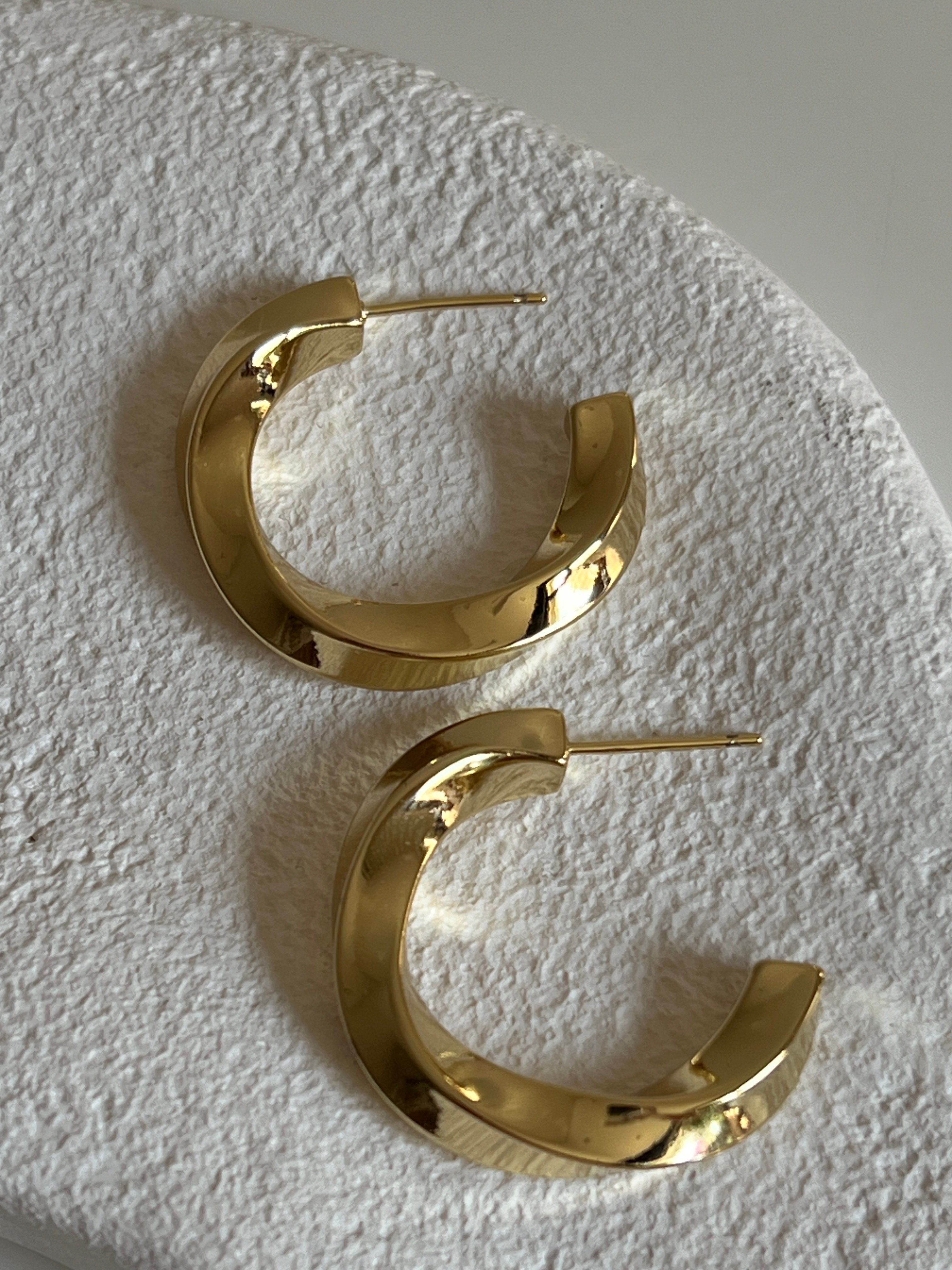 Gold Rengi Dalga Model Yarım Halka Xupıng Kadın Küpe