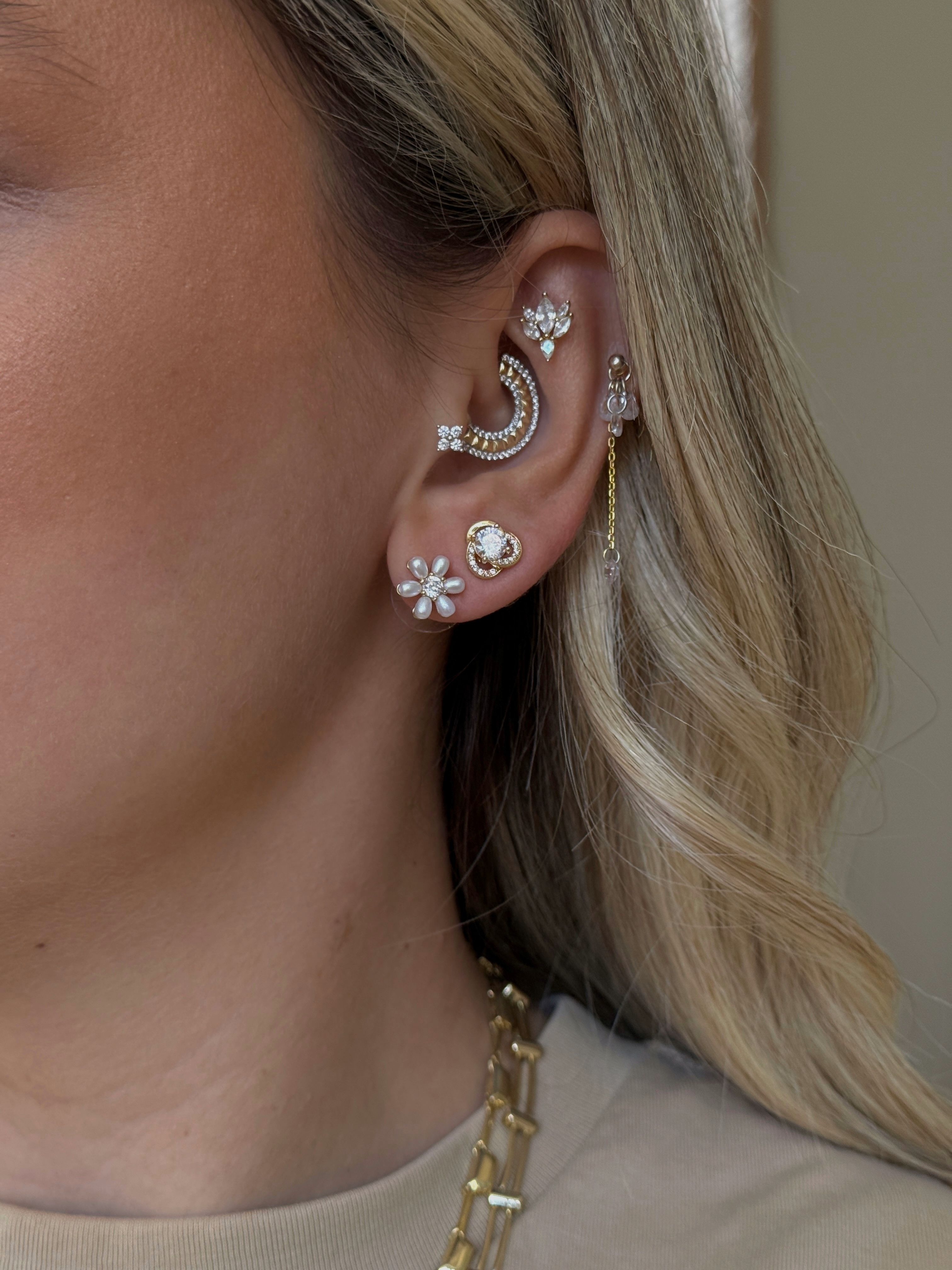 Gold Rengi Zirkon Taş Detaylı Çiçek Model Kadın Minimal Küpe