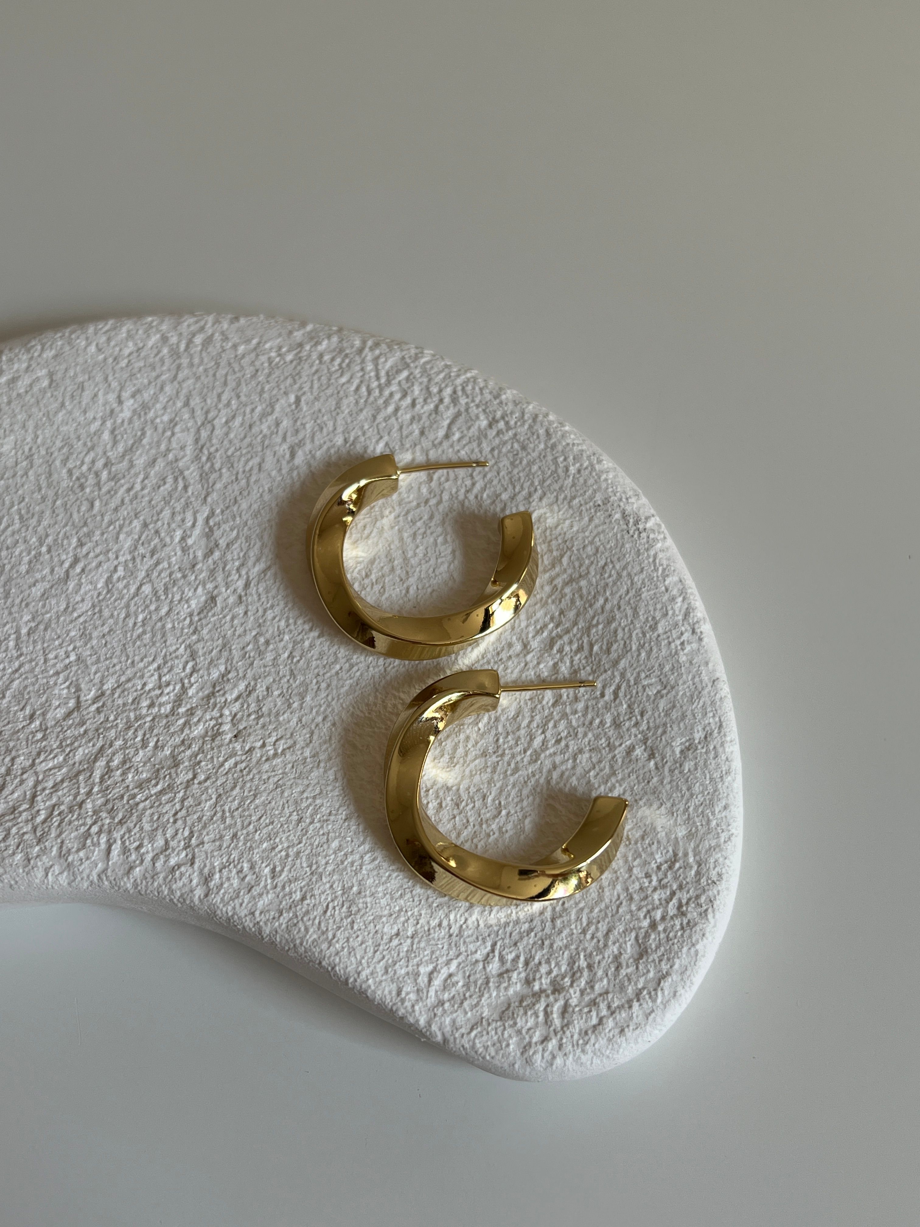 Gold Rengi Dalga Model Yarım Halka Xupıng Kadın Küpe