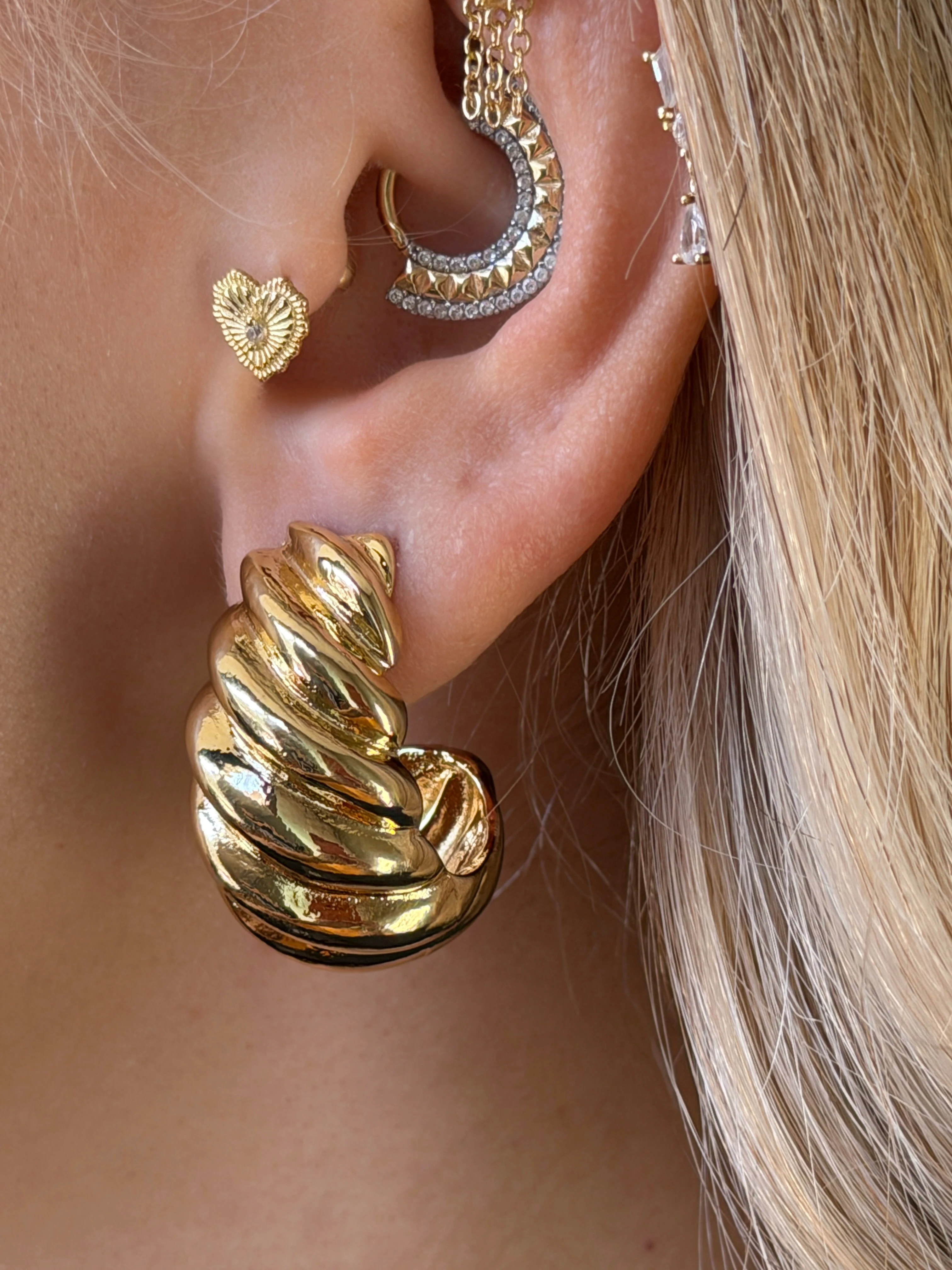 Gold Rengi Sarmal Model Kadın Küpe