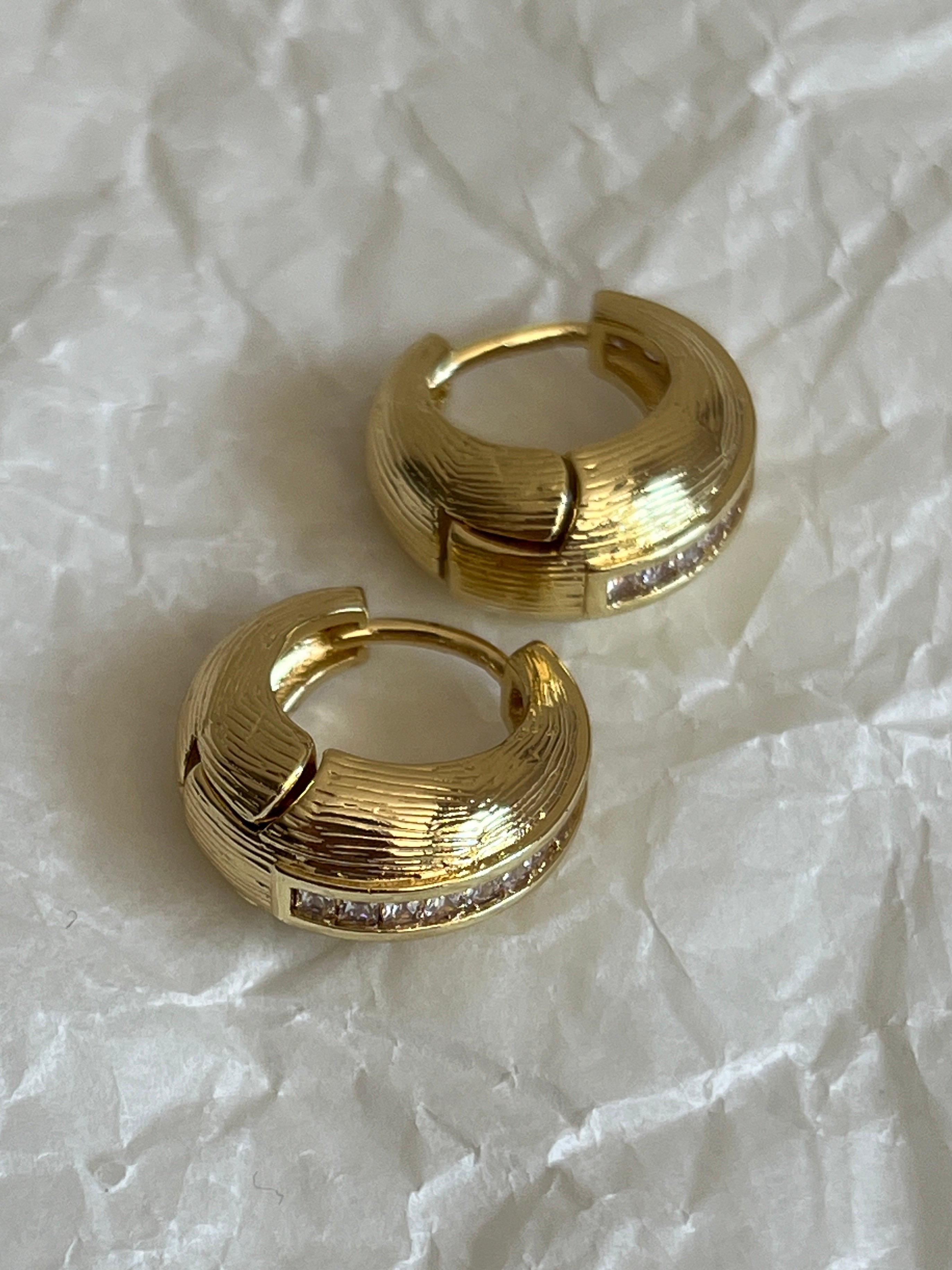 Gold Rengi Baget Zirkon Taş Detaylı Kadın Küpe