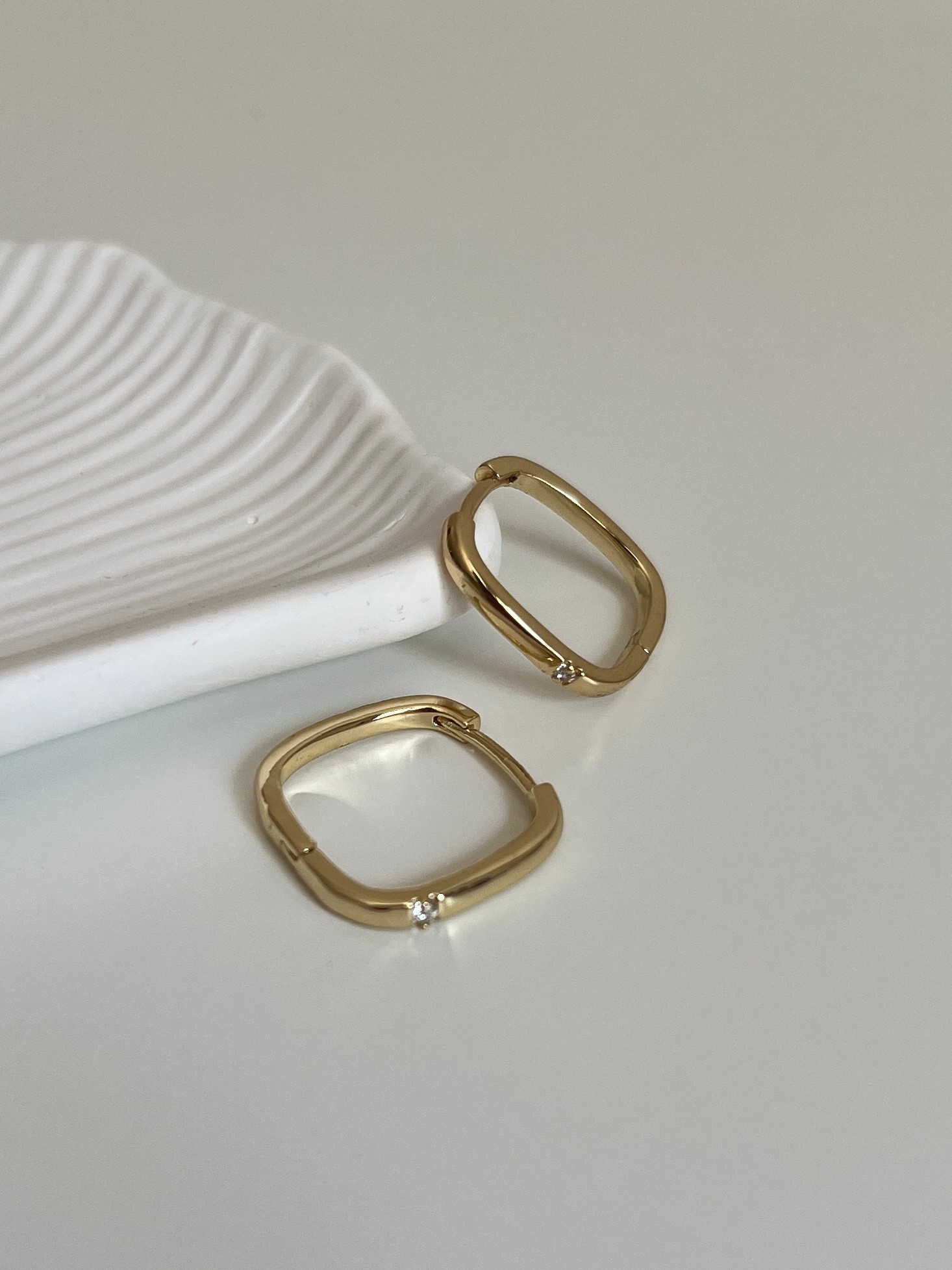 Gold Rengi Kare Model Kadın Küpe