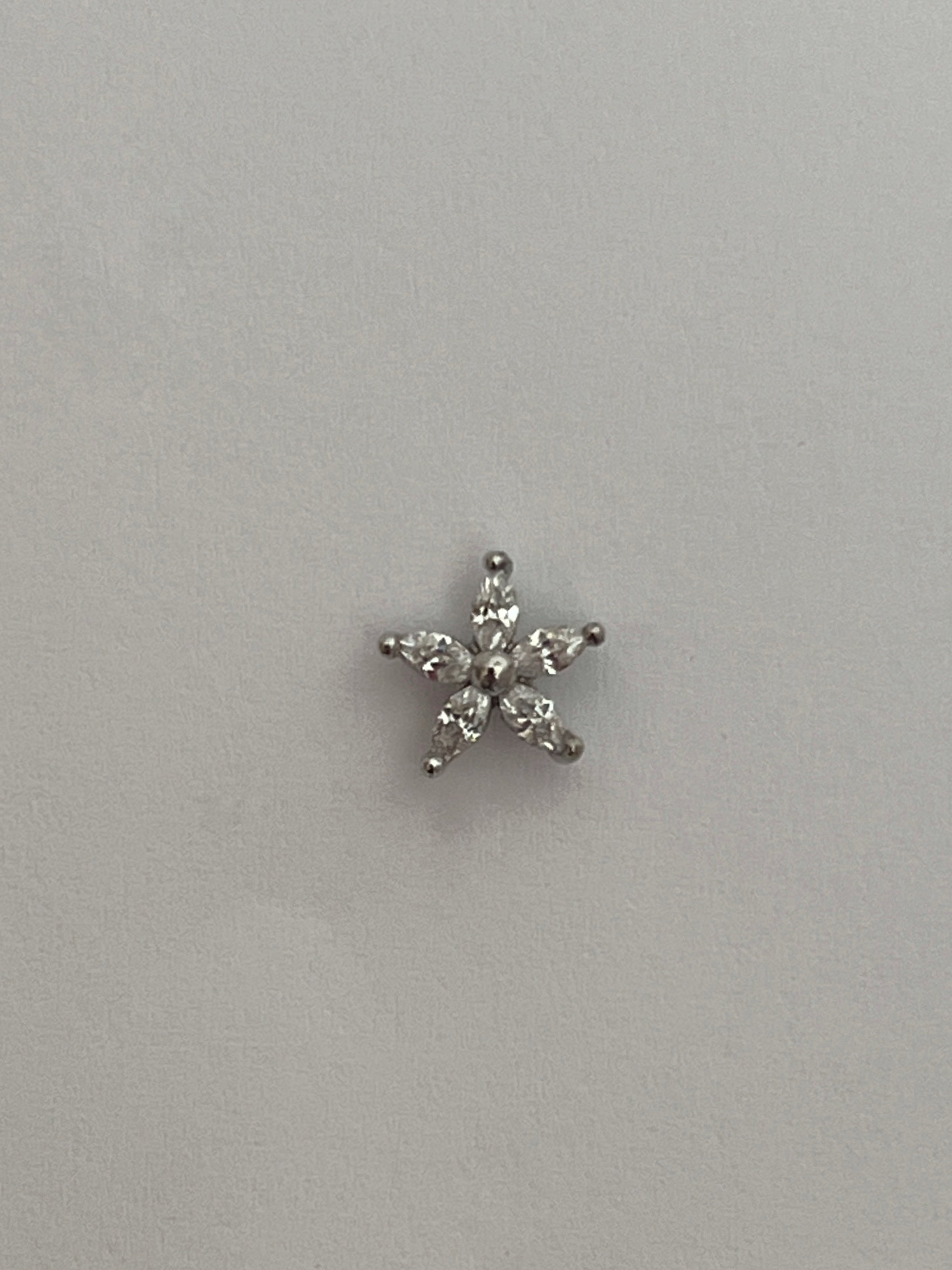 Çiçek Model Kadın Piercing