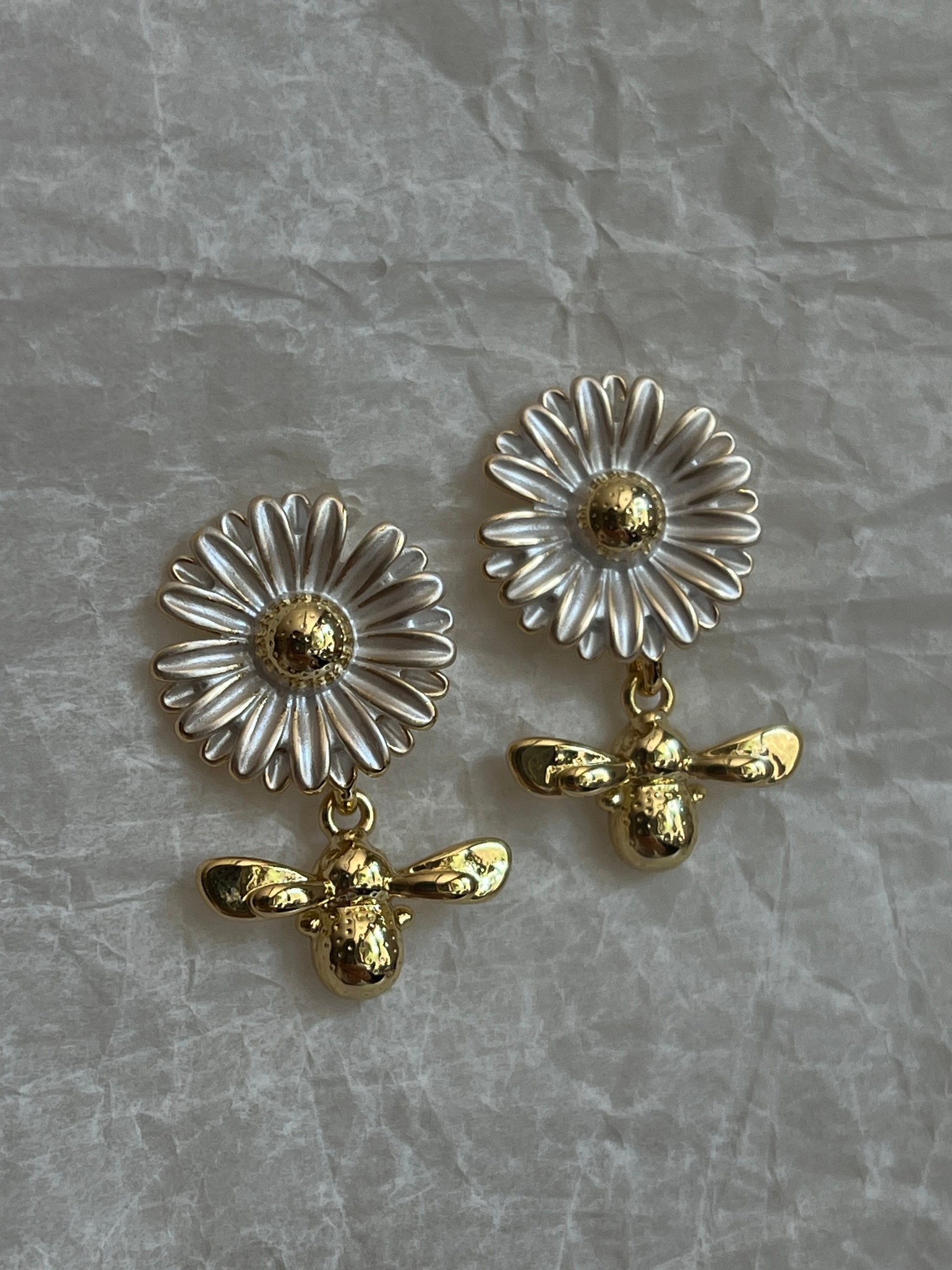 Gold Rengi Beyaz Çiçek Model Arı Sallantılı Kadın Küpe