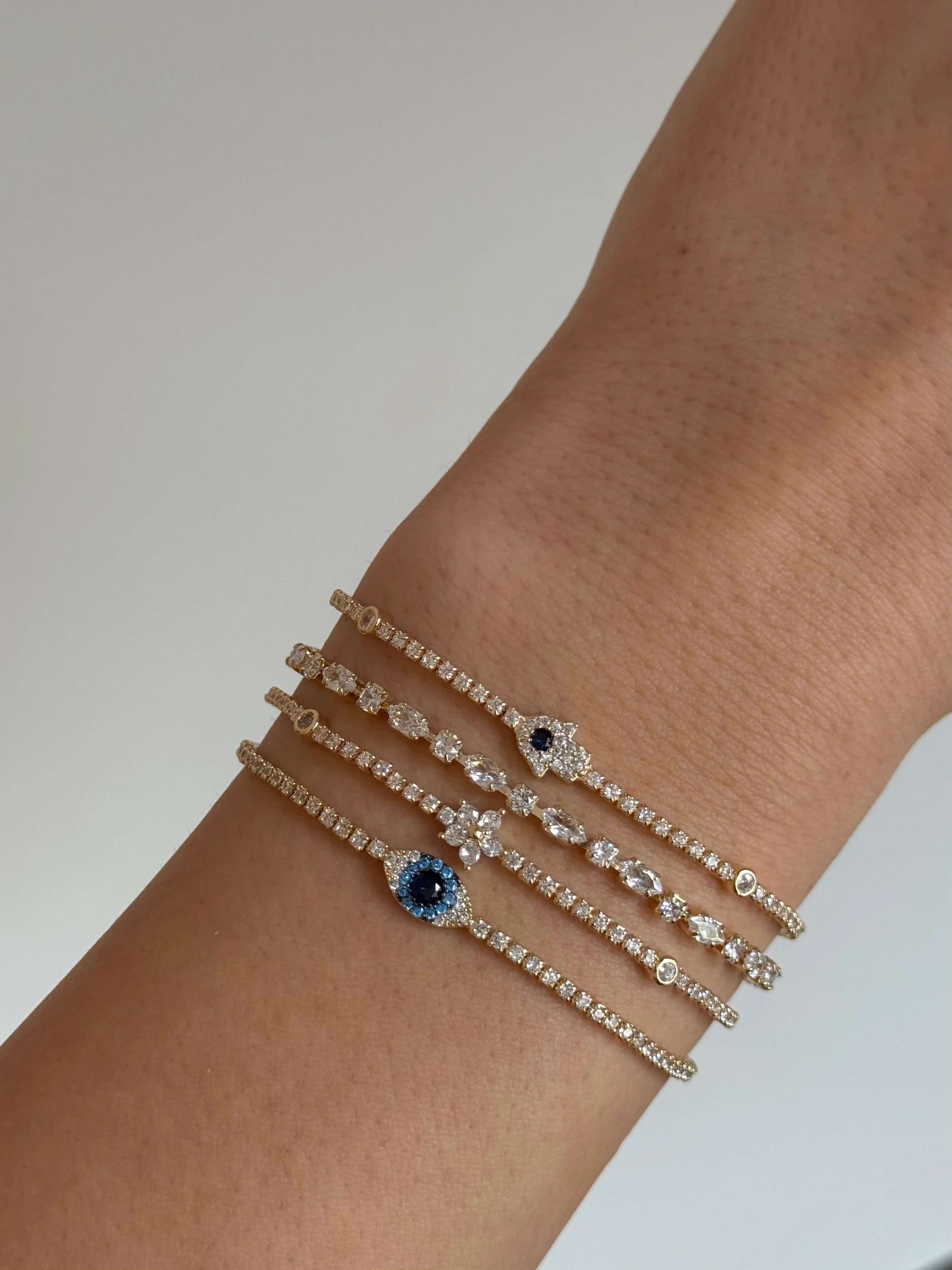 Taş Detaylı Çiçek Model Su Yolu Kadın Bileklik