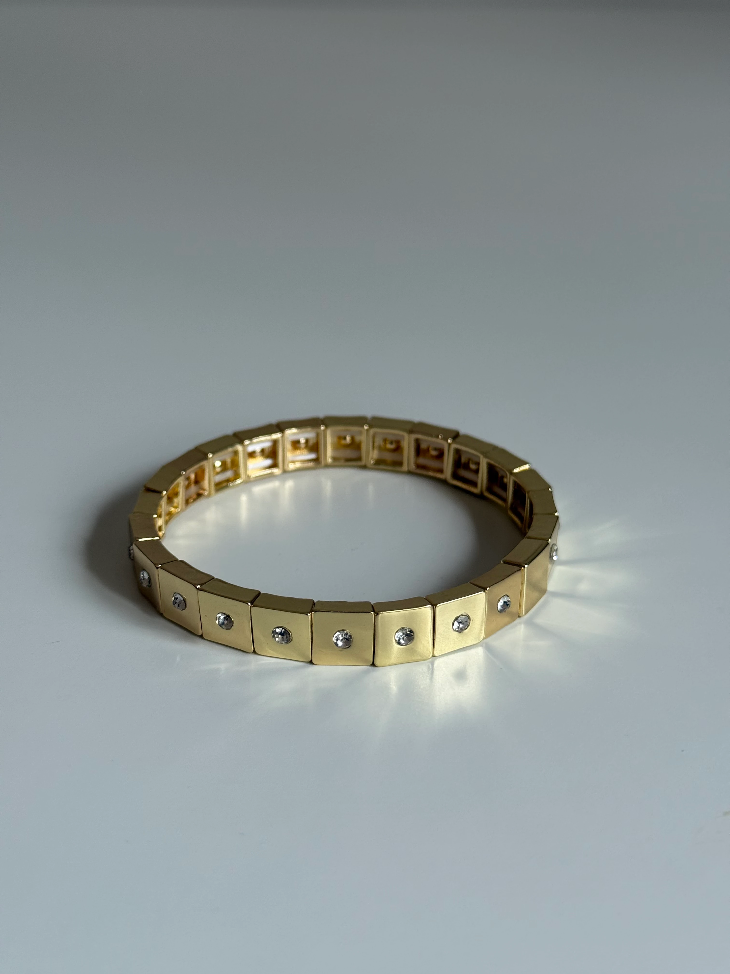 Gold Rengi Tek Taş Detaylı Kare Blok Model Kadın Bileklik