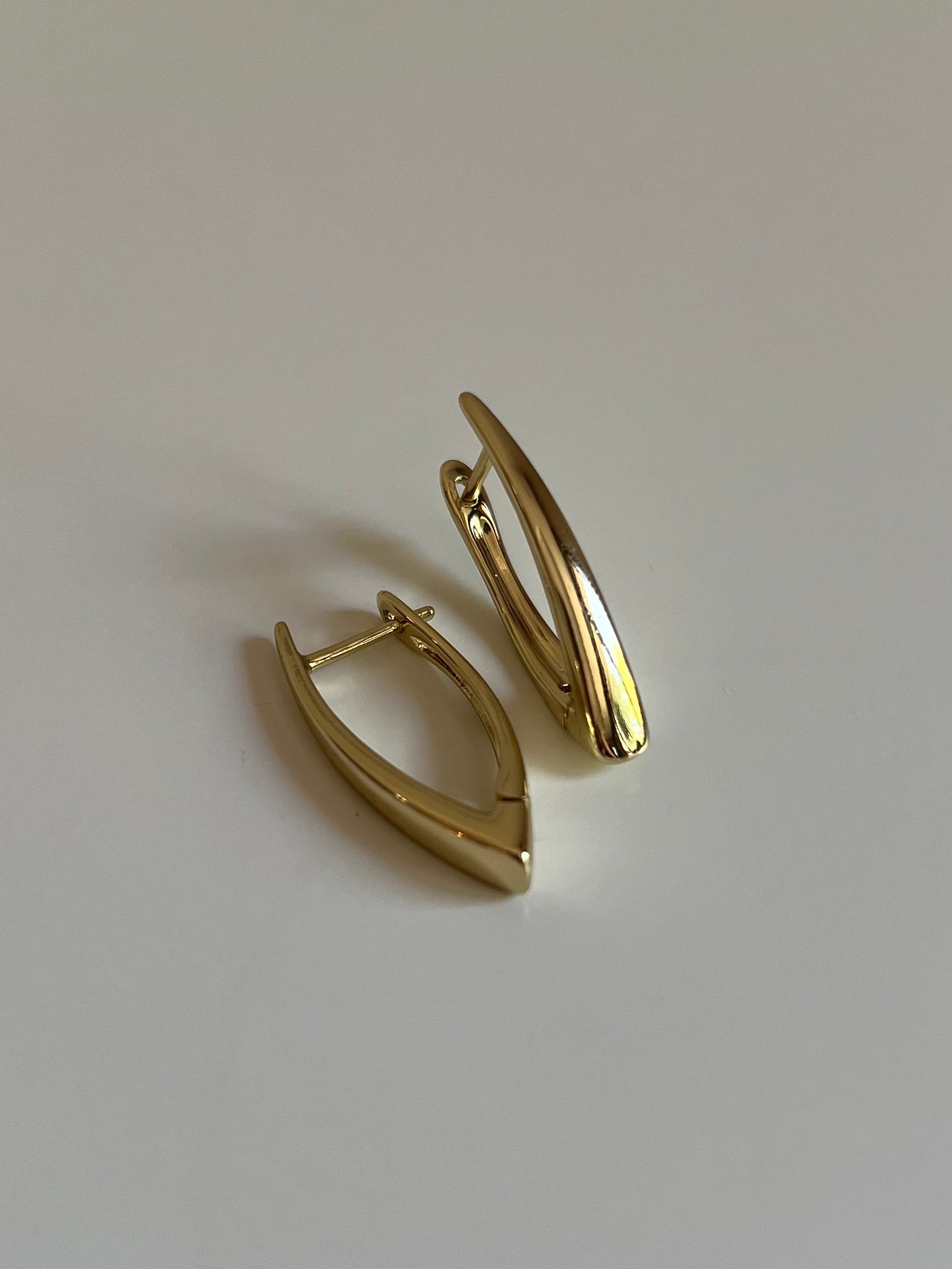 Gold Rengi Üçgen Model Kadın Küpe