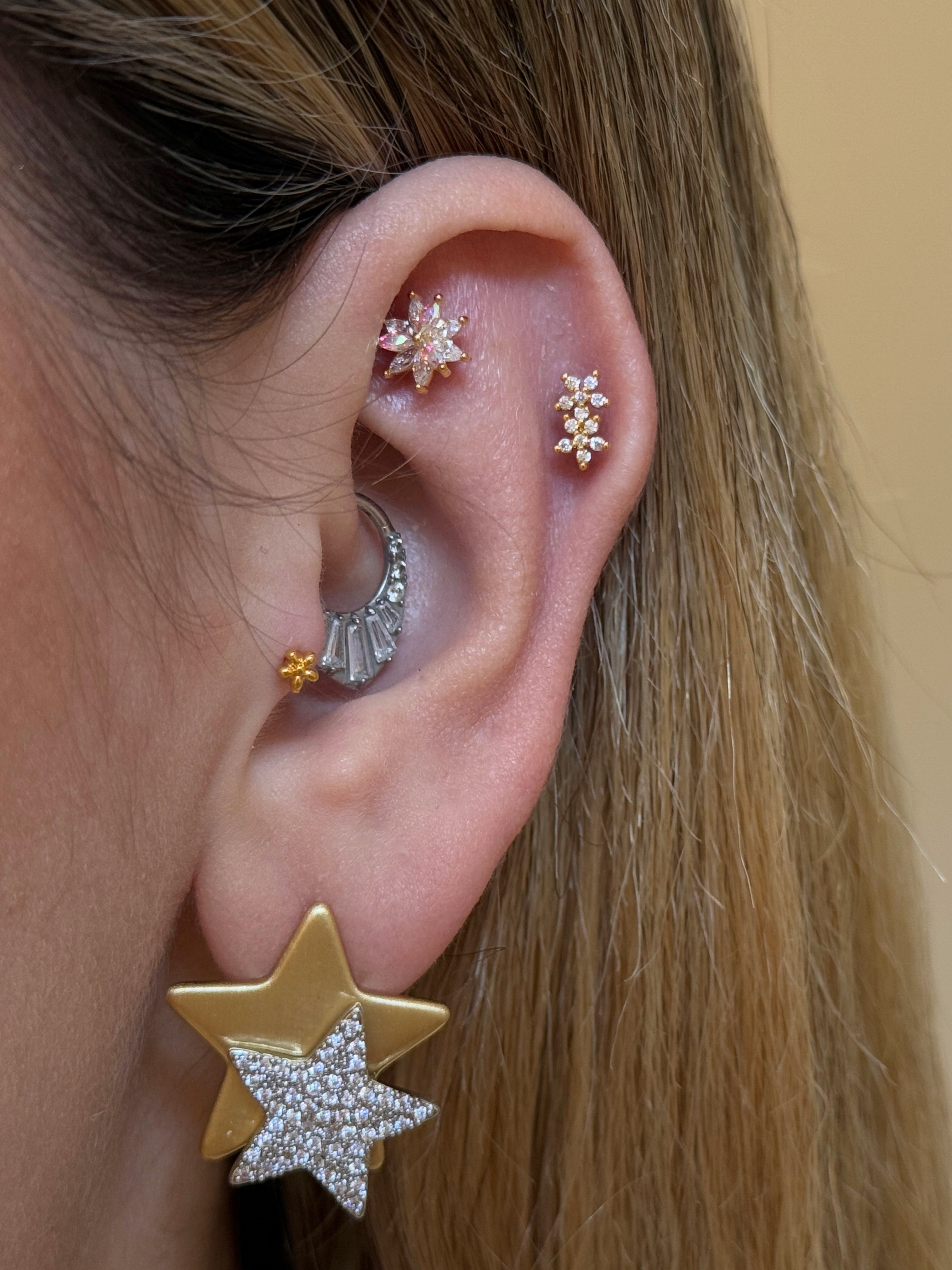 Gold Rengi Minimal Çiçek Piercing