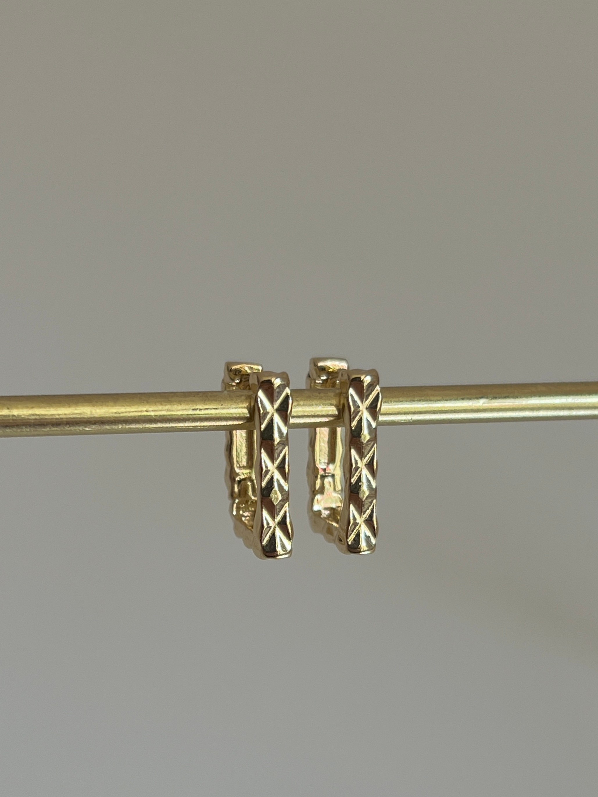 Gold Rengi Kare Model Kadın Küpe