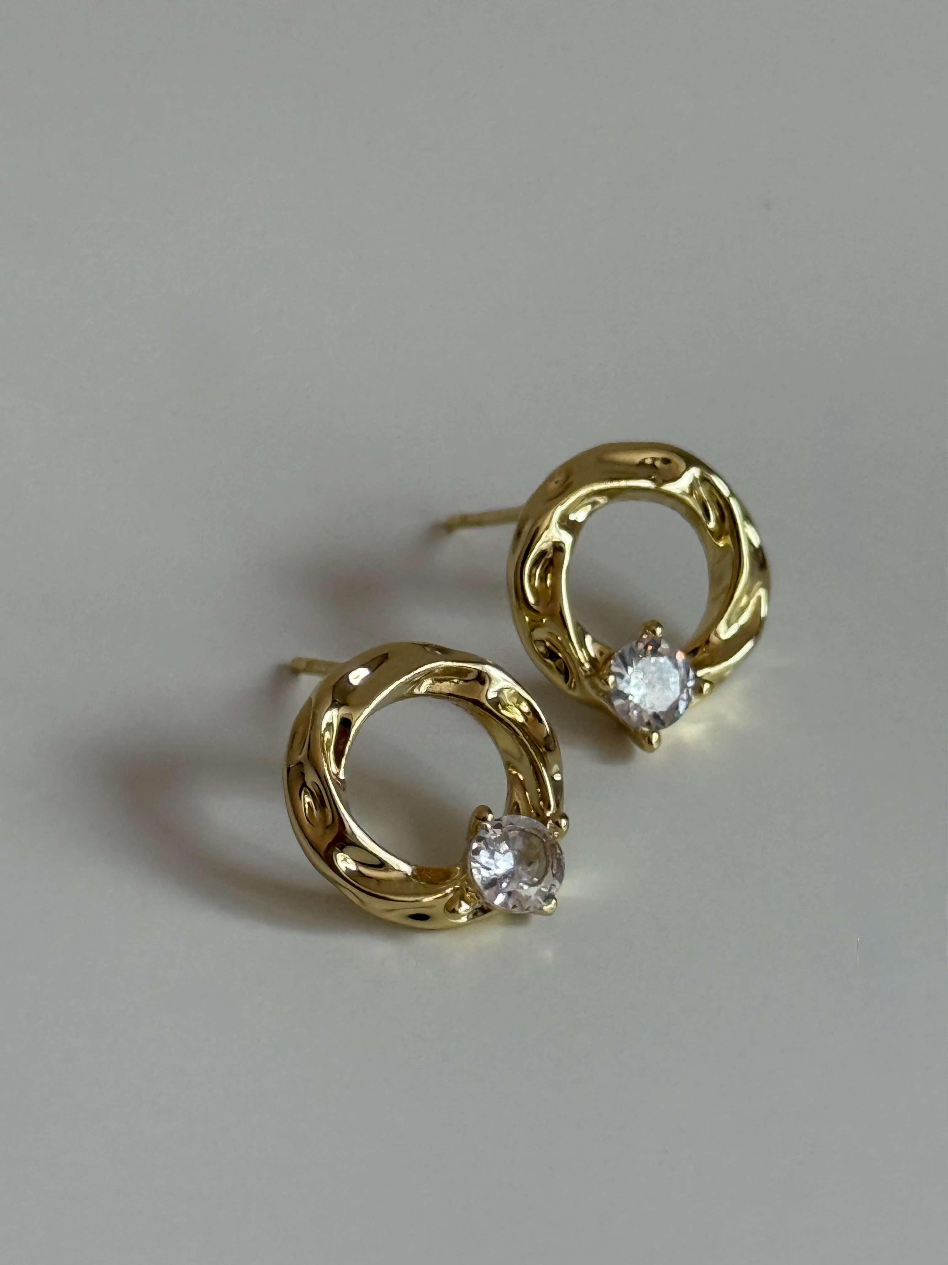 Gold Rengi Burgu Yuvarlak Model Kadın Küpe