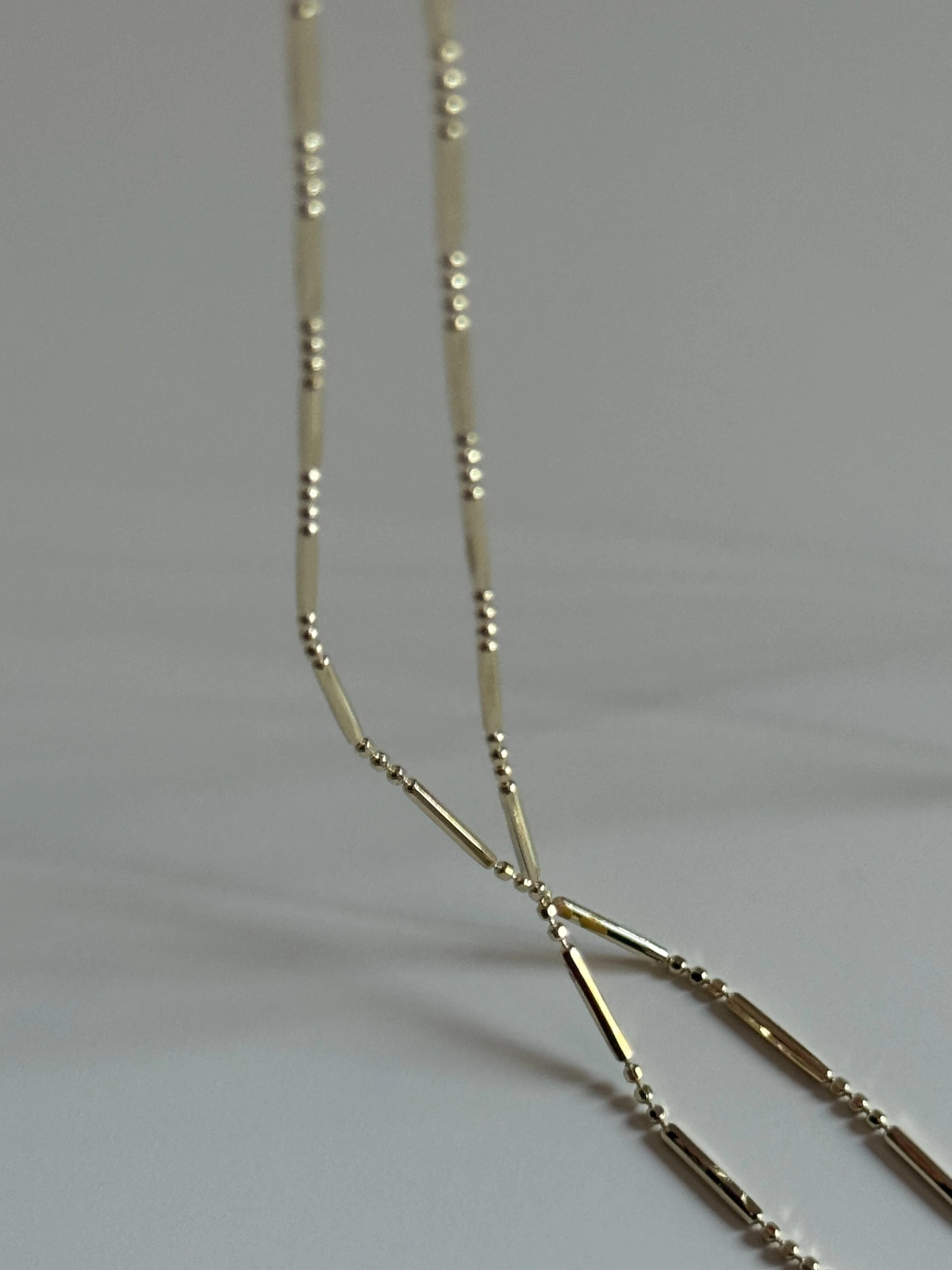 Gold Rengi Çizgi ve Boncuk Model Uzun Kolye