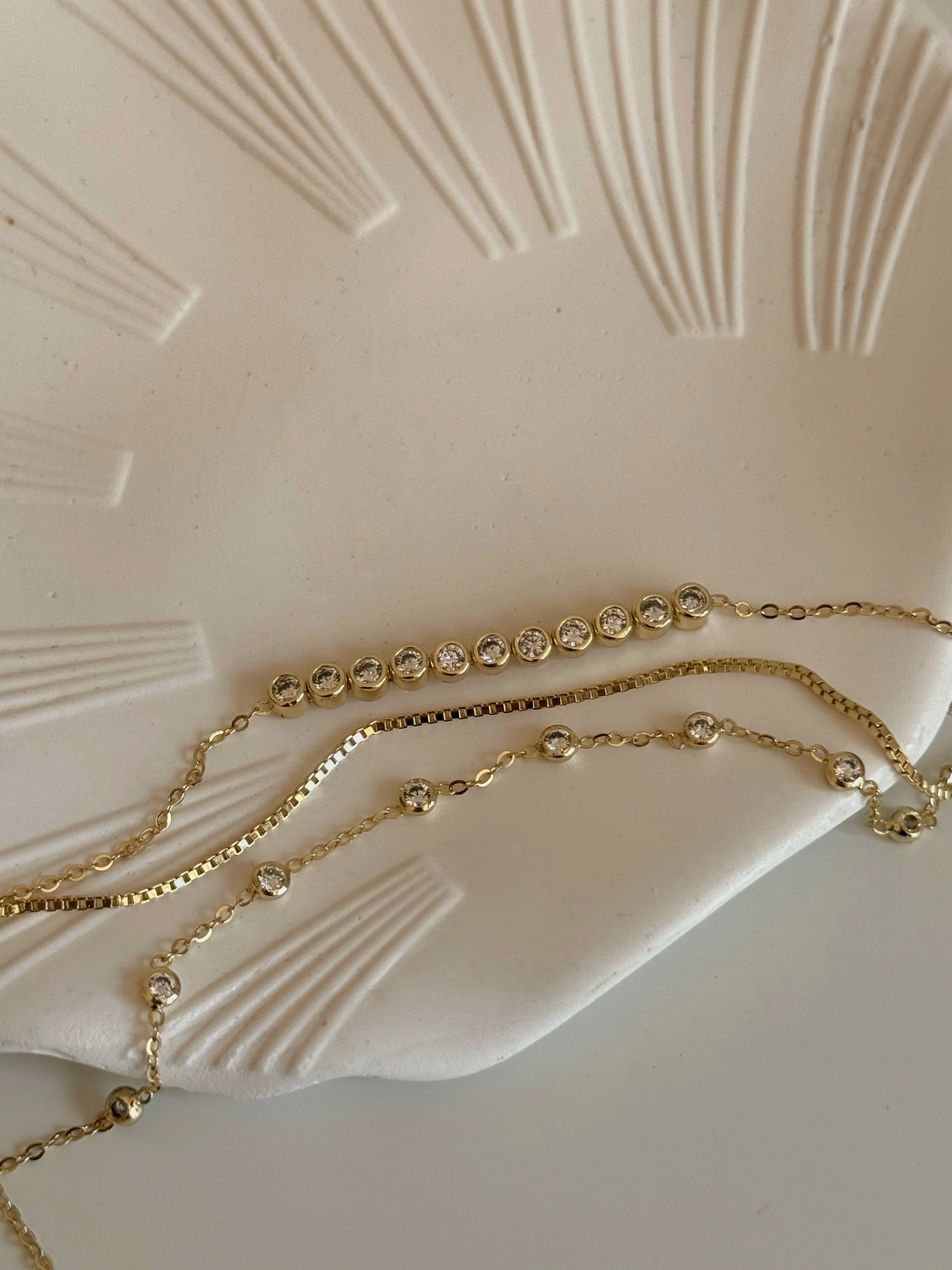 Gold Rengi Yuvarlak Taşlı Üç Sıra Kadın Bileklik