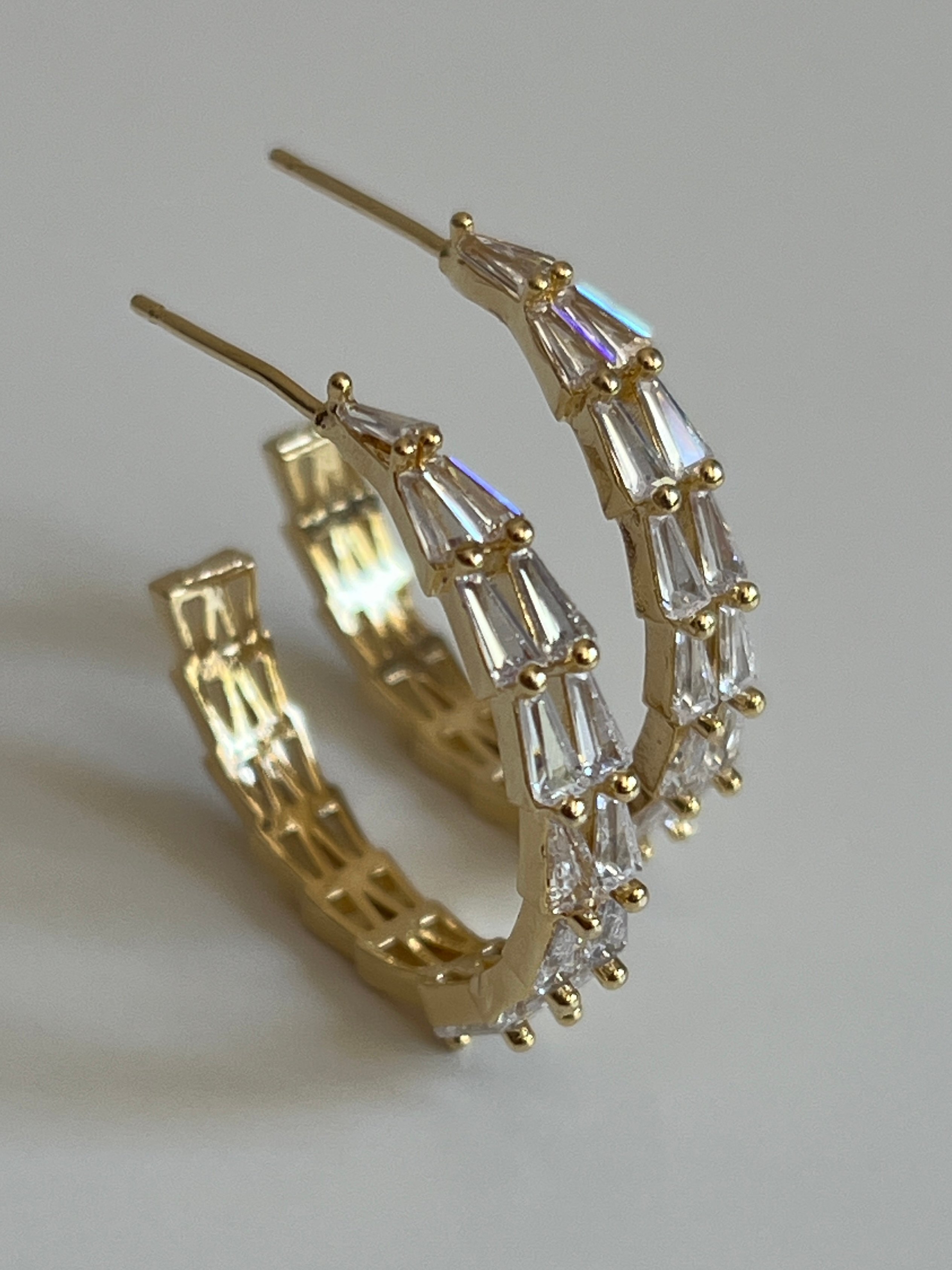 Gold Rengi Baget Zirkon Taşlı İki Sıra Kadın Küpe