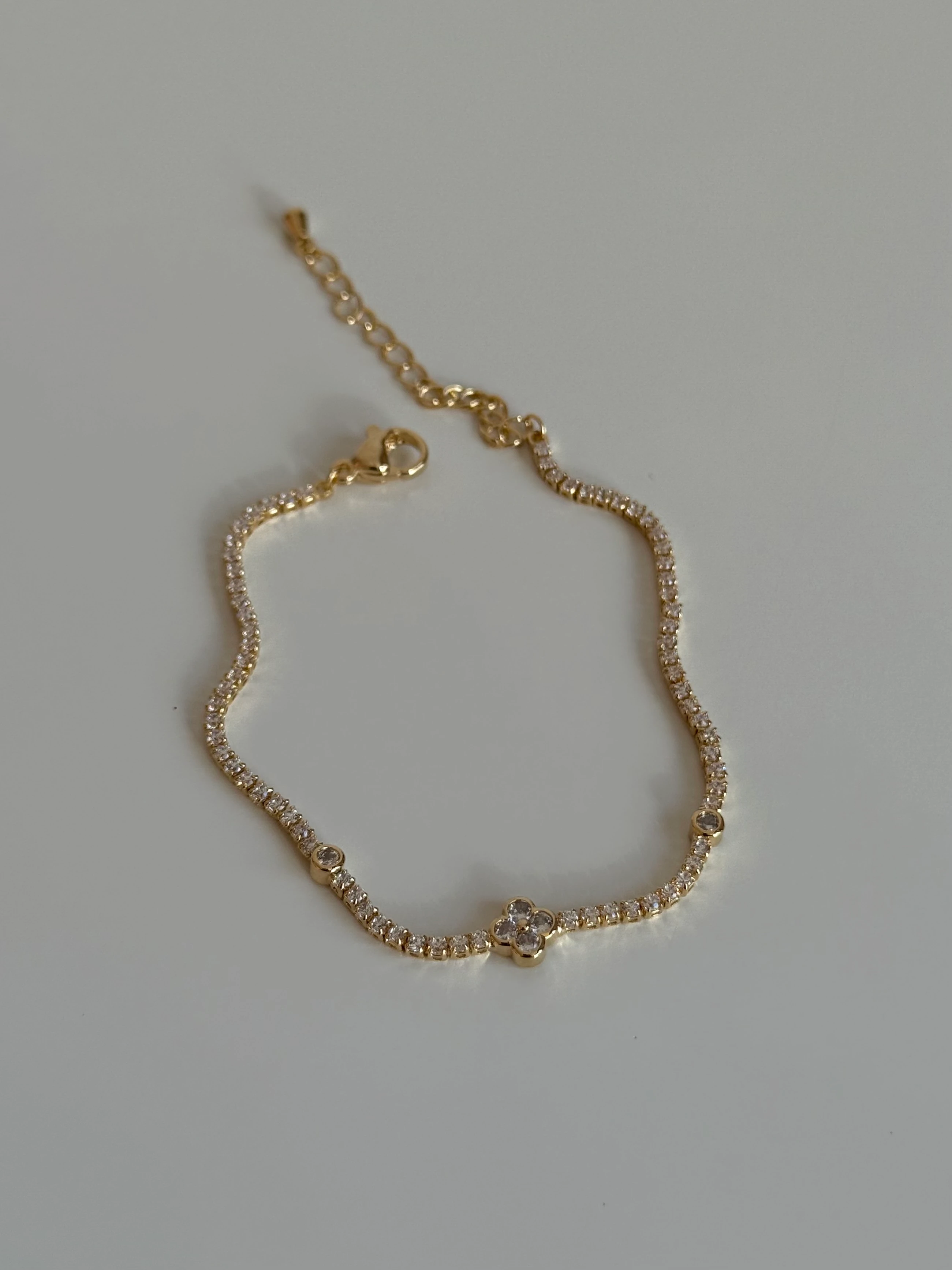 Taş Detaylı Çiçek Model Su Yolu Kadın Bileklik