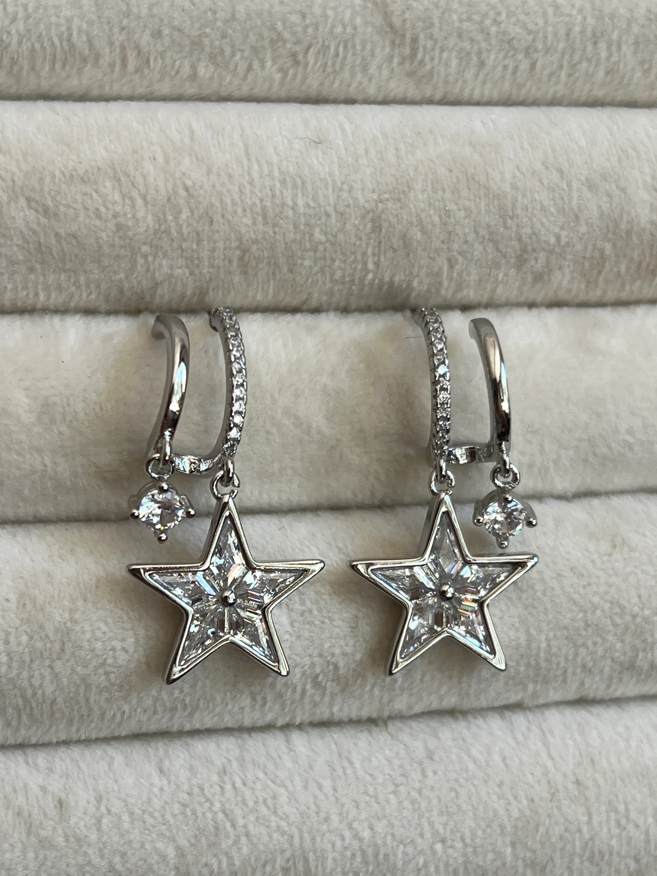 İki Sıra Zirkon Taşlı Yıldız Sallantılı Kadın Küpe