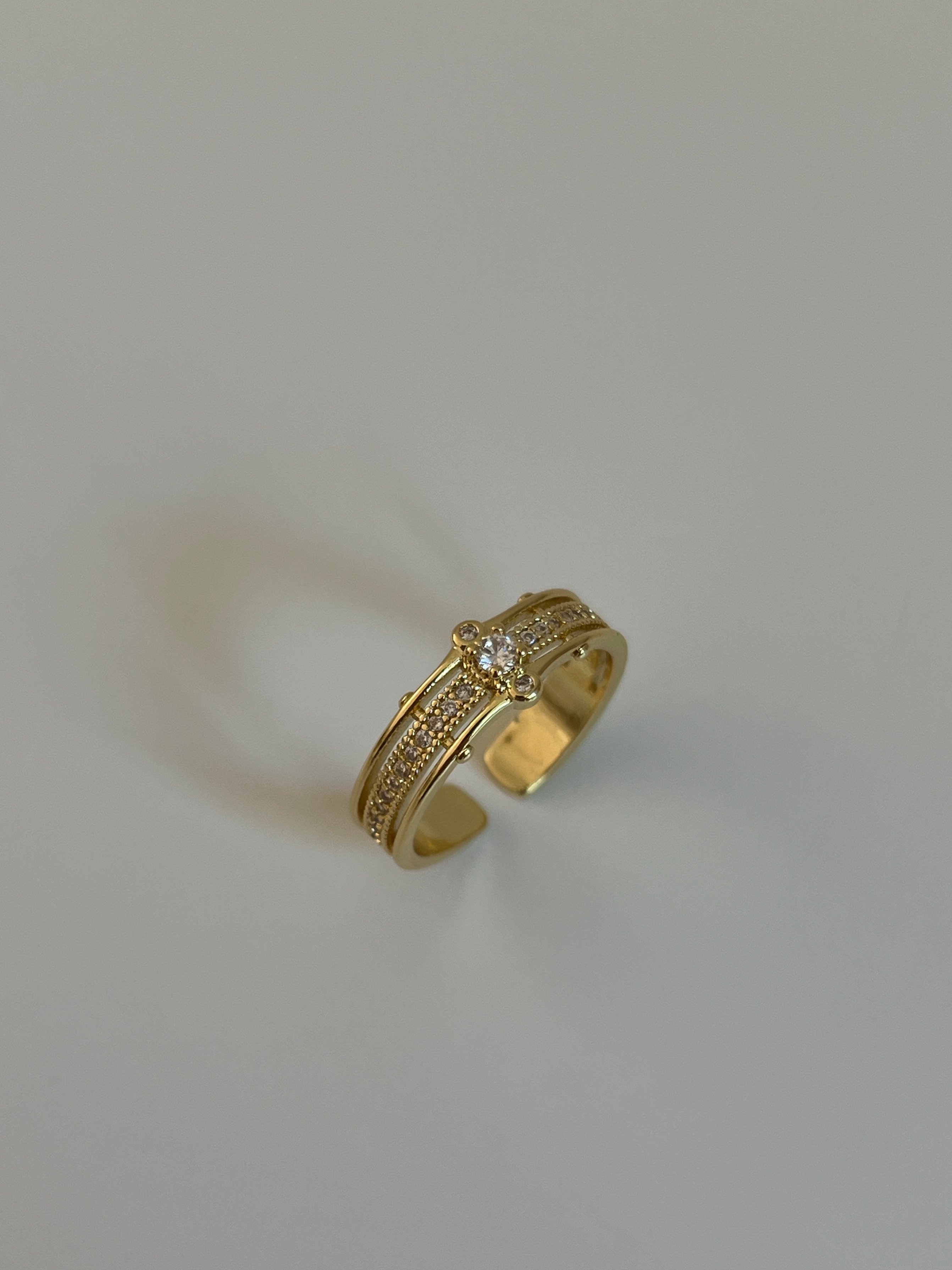 Gold Rengi Üç Sıra Zirkon Taşlı Kadın Yüzük