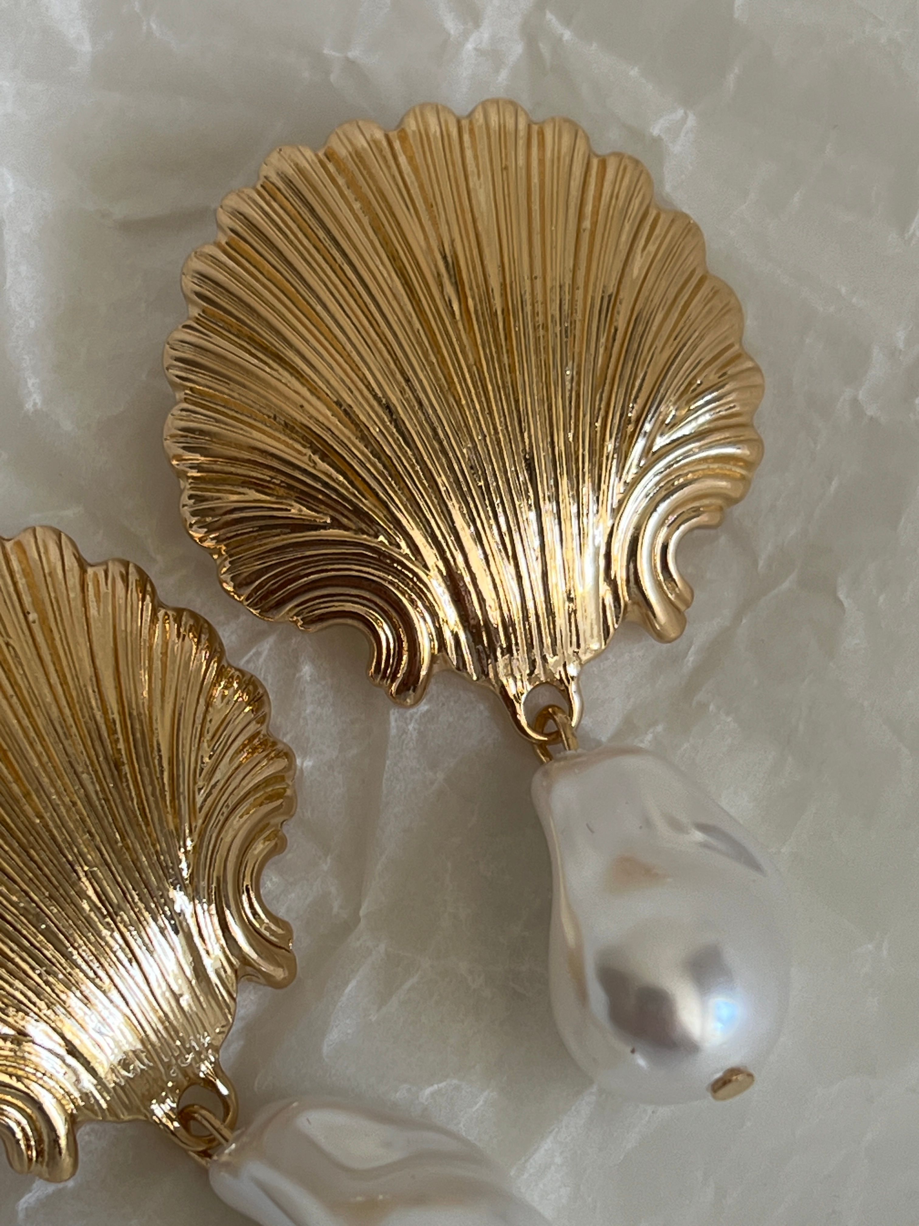 Gold Rengi İnci Sallantılı Deniz Kabuğu Model Kadın Küpe
