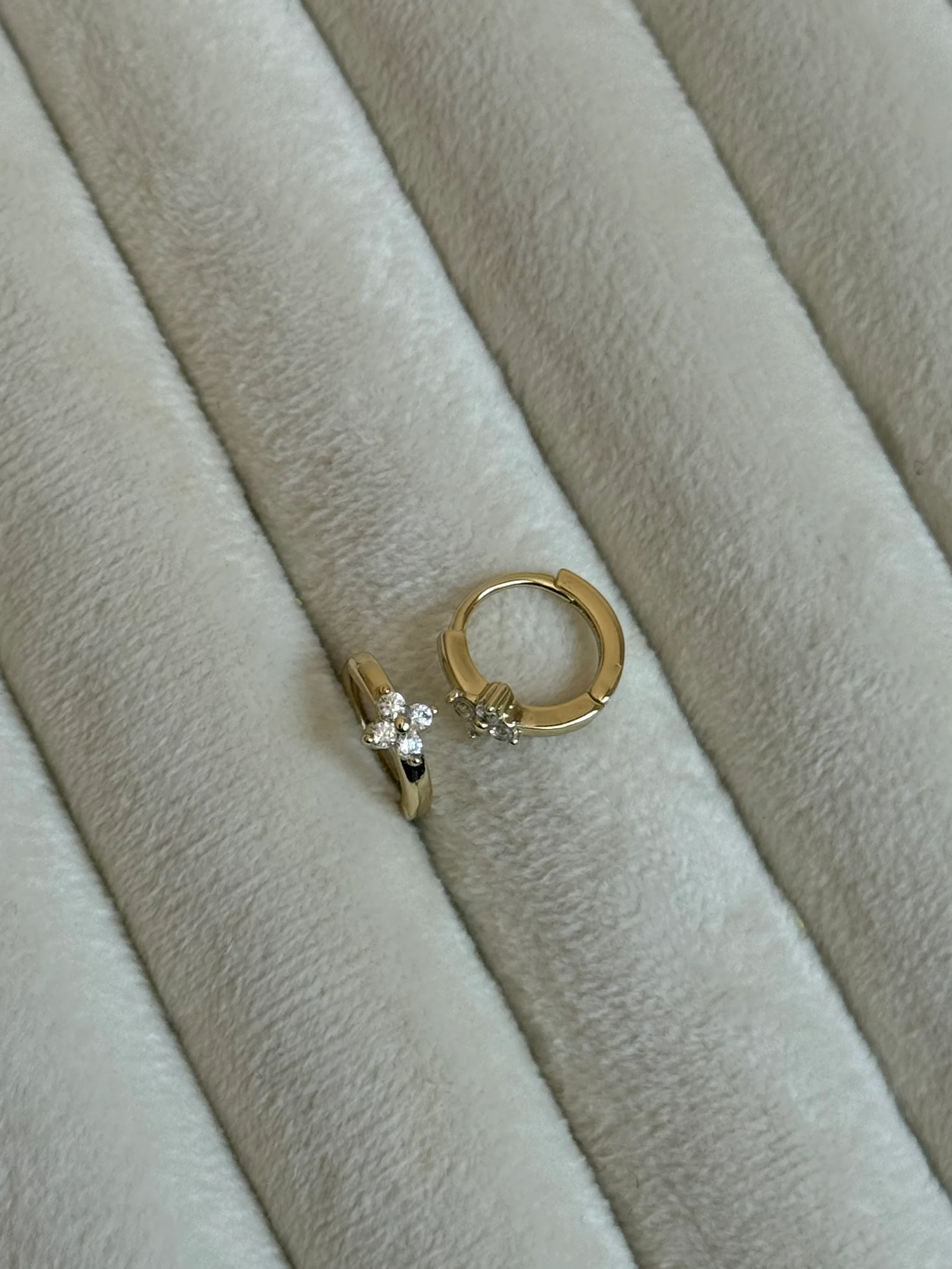 Gold Rengi Yonca Detaylı Xupıng Kadın Küpe