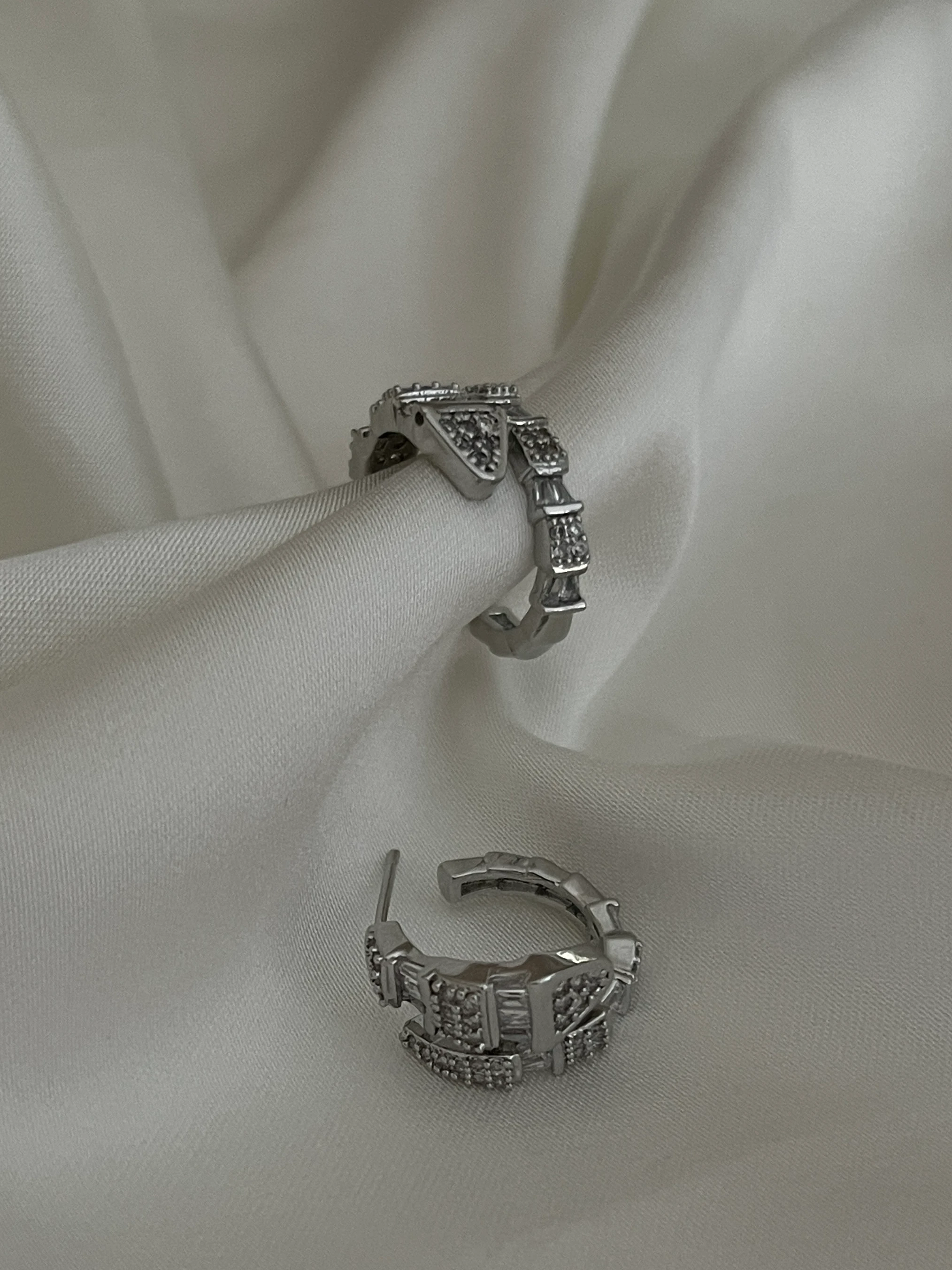 Zirkon Taşlı Yılan Figürlü Kadın Küpe