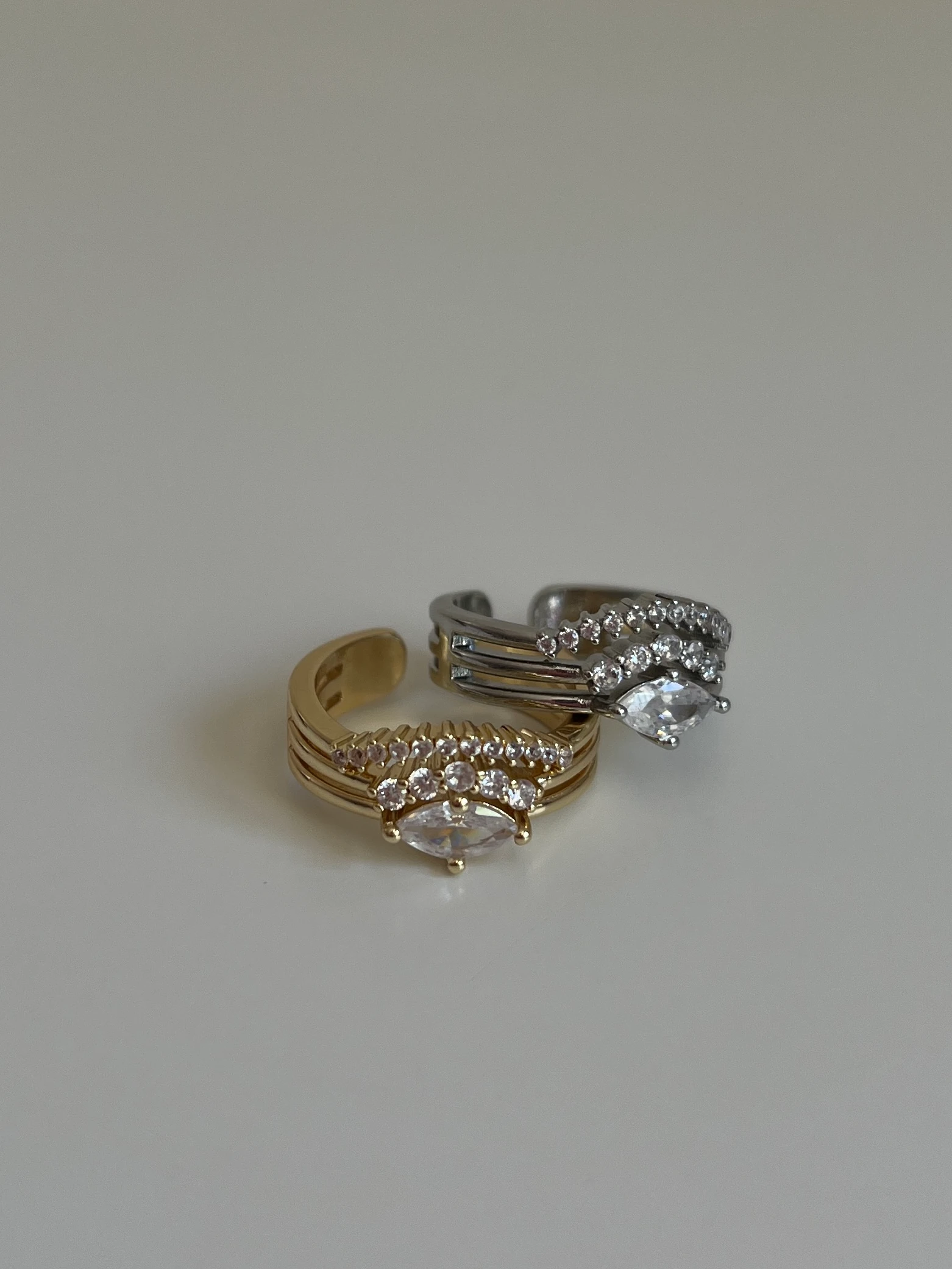 Üç Sıra Zirkon Taşlı Kadın Yüzük