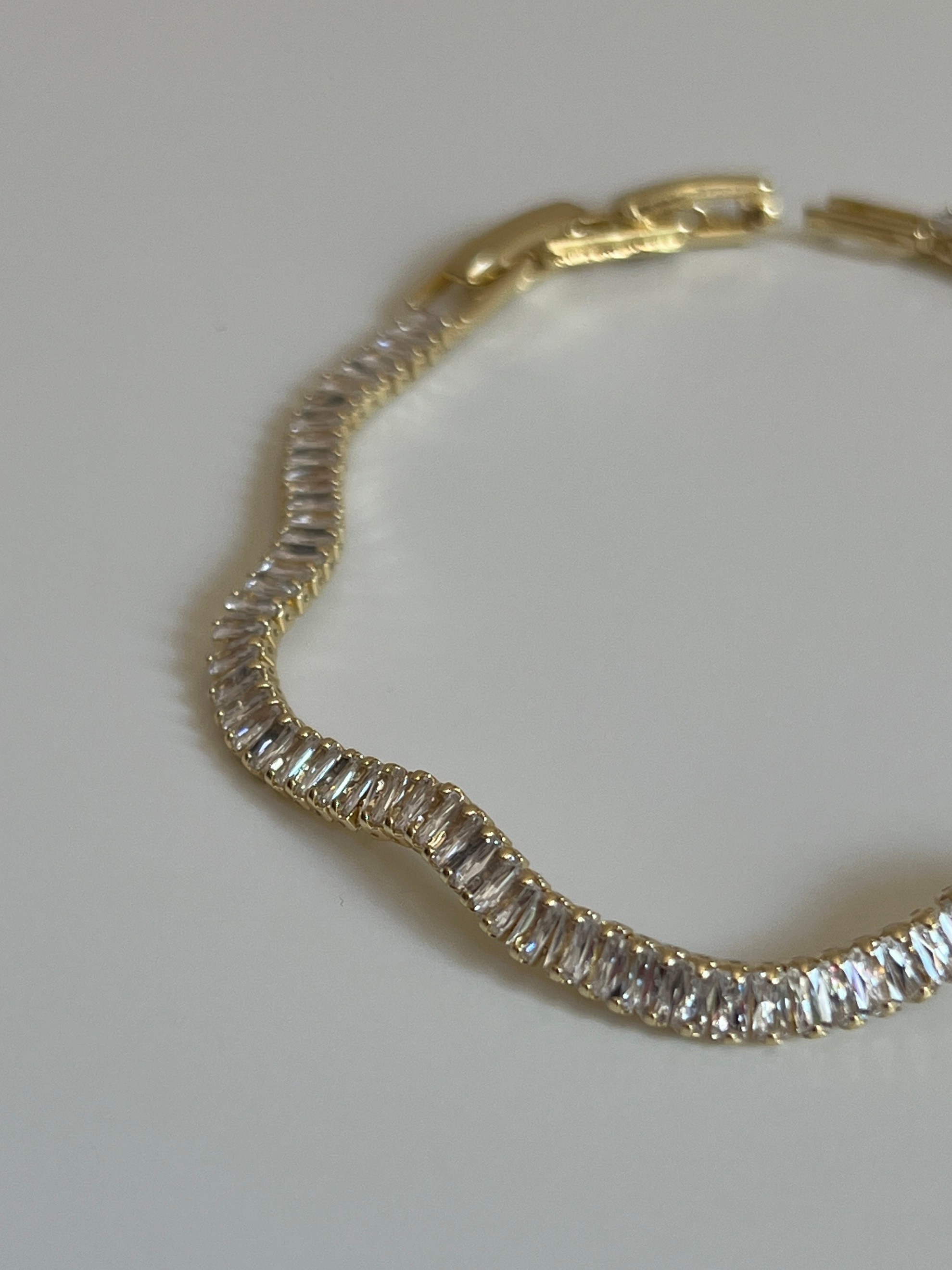 Gold Rengi Sıralı Baget Taşlı Dalga Model Kadın Bileklik
