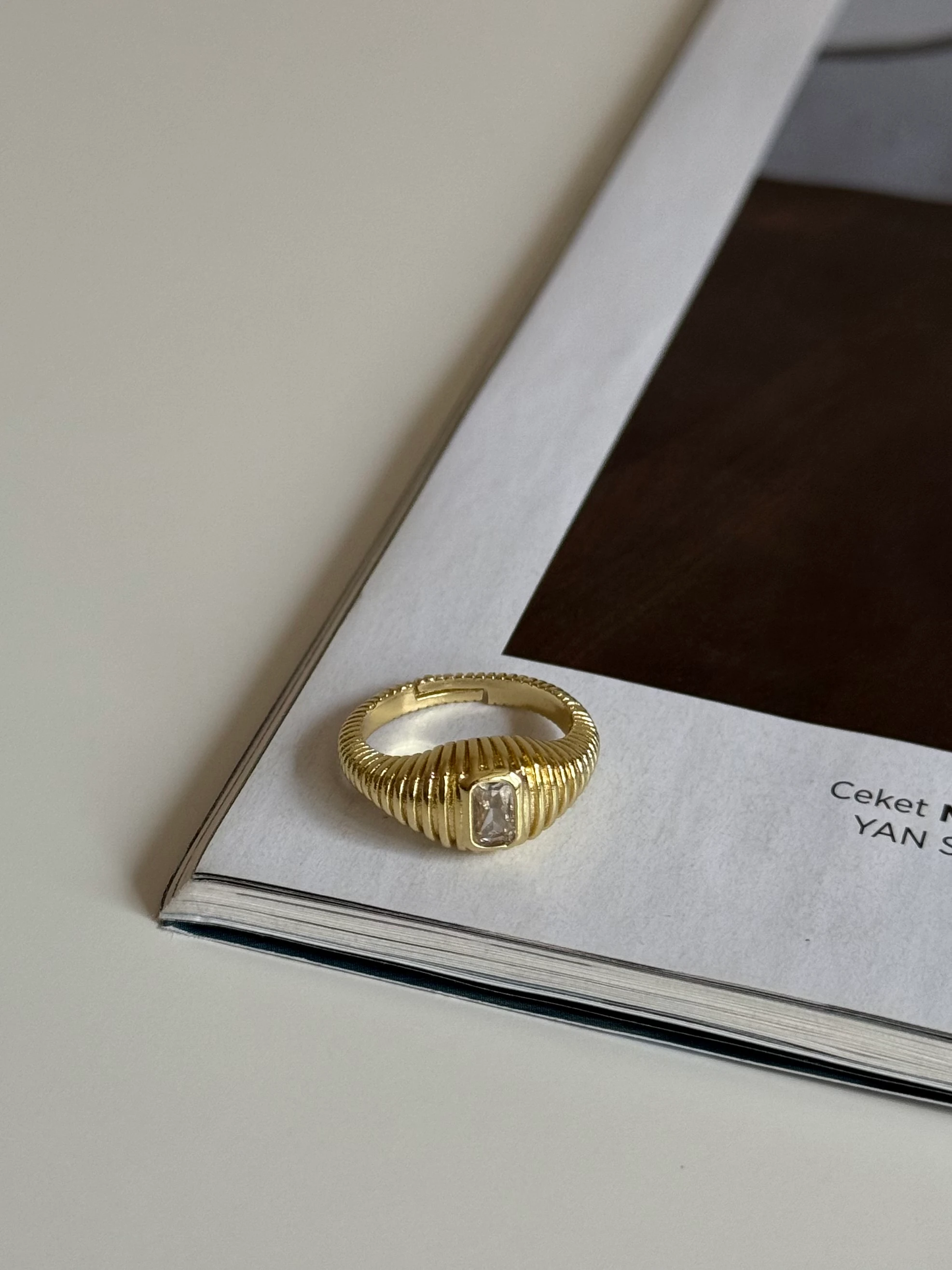 Gold Rengi Dikdörtgen Taşlı Çizgi Desen Kadın Serçe Parmak Yüzük