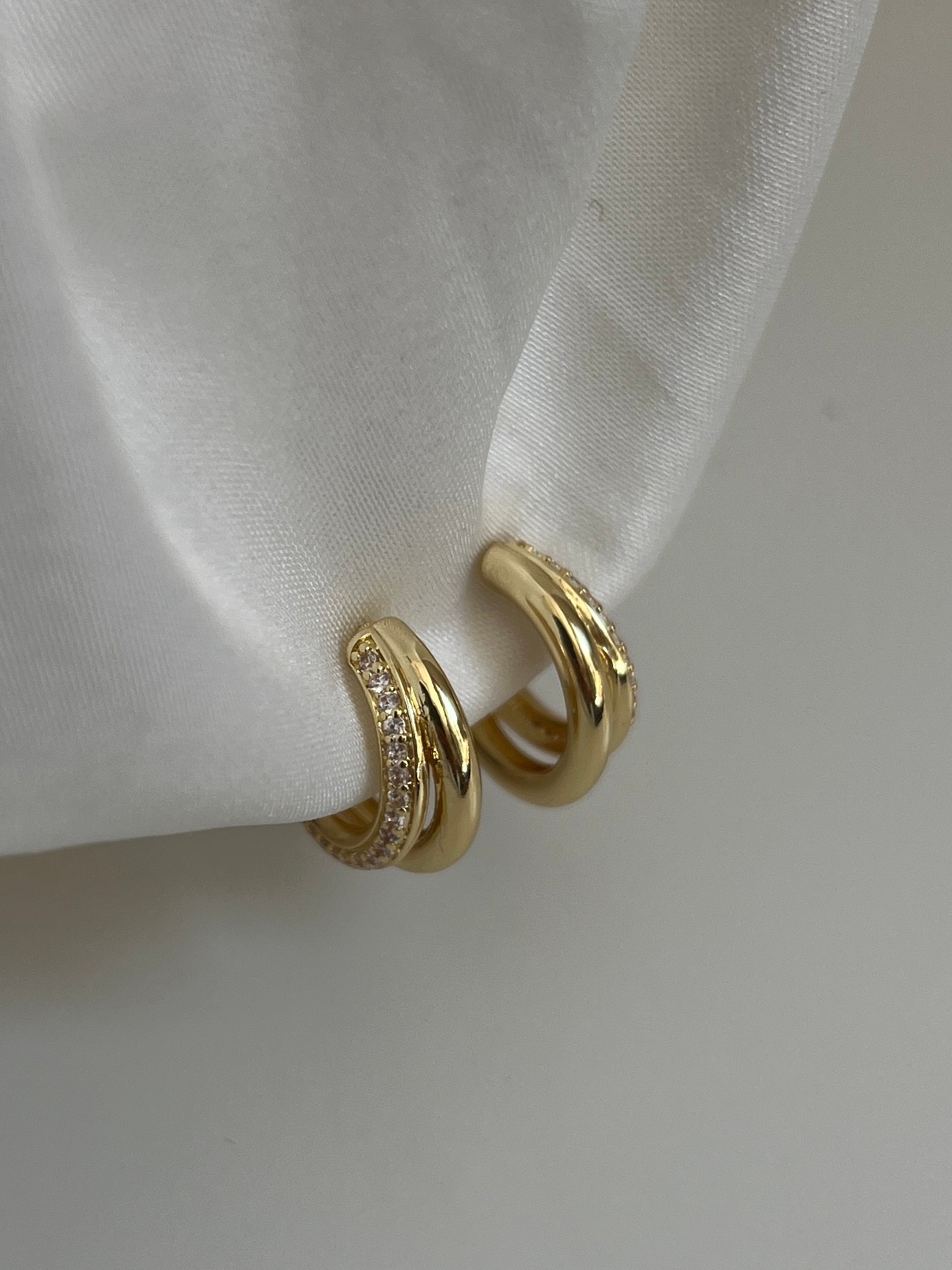 Gold Rengi Zirkon Taşlı Çift Sıra Yarım Halka Kadın Küpe