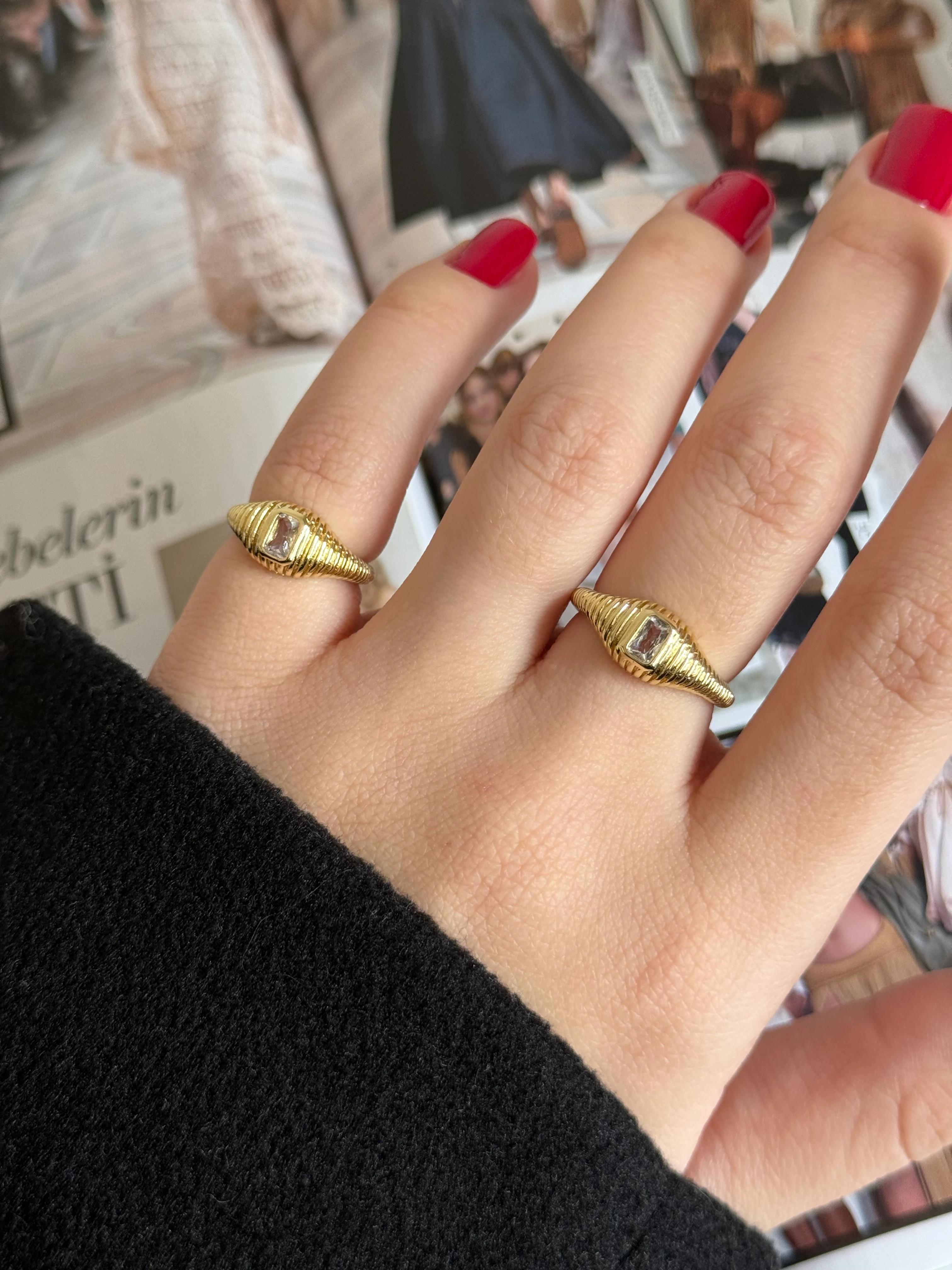 Gold Rengi Dikdörtgen Taşlı Çizgi Desen Kadın Serçe Parmak Yüzük