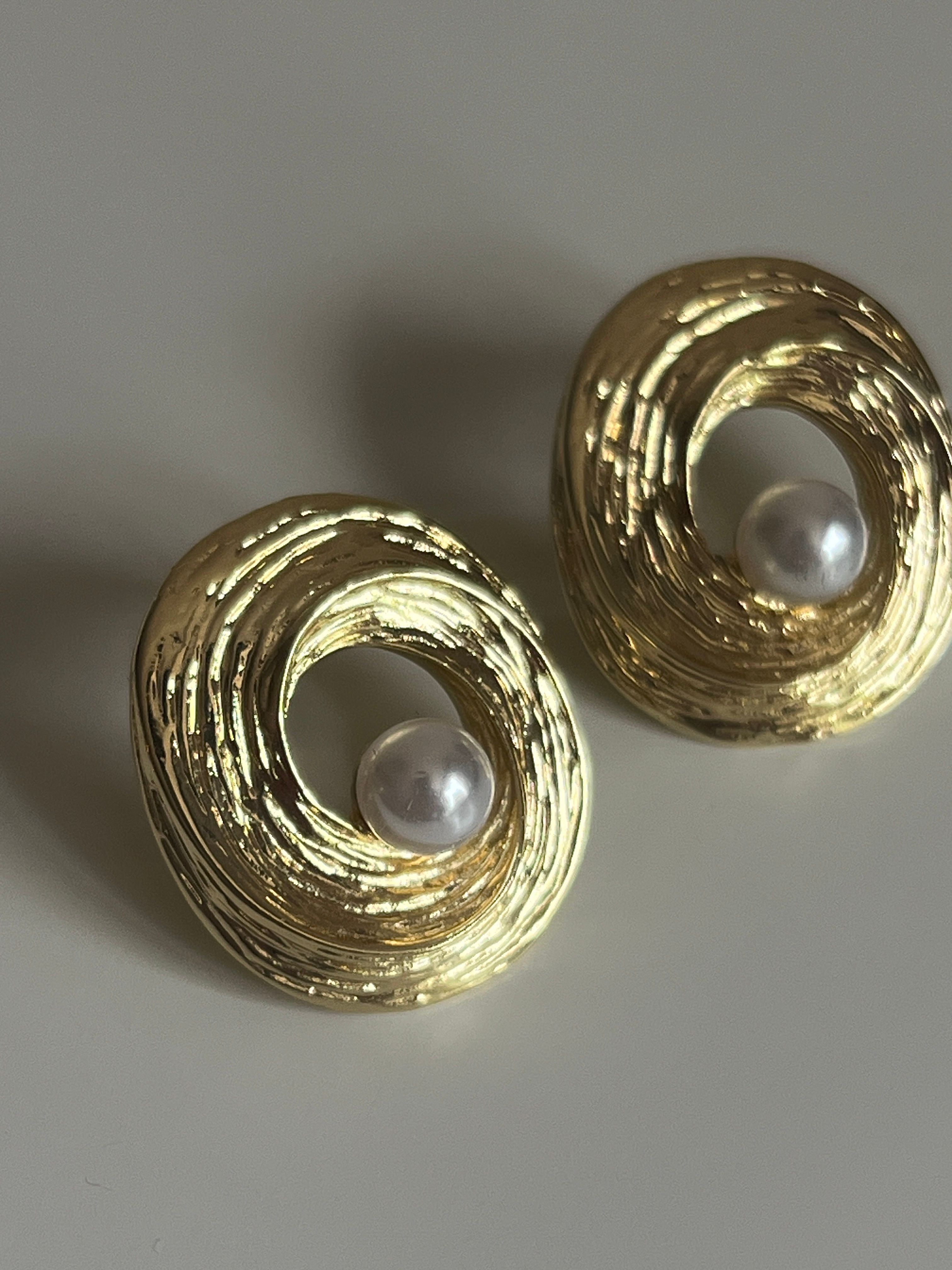 Gold Rengi İnci Detaylı Yuvarlak Model Kadın Küpe