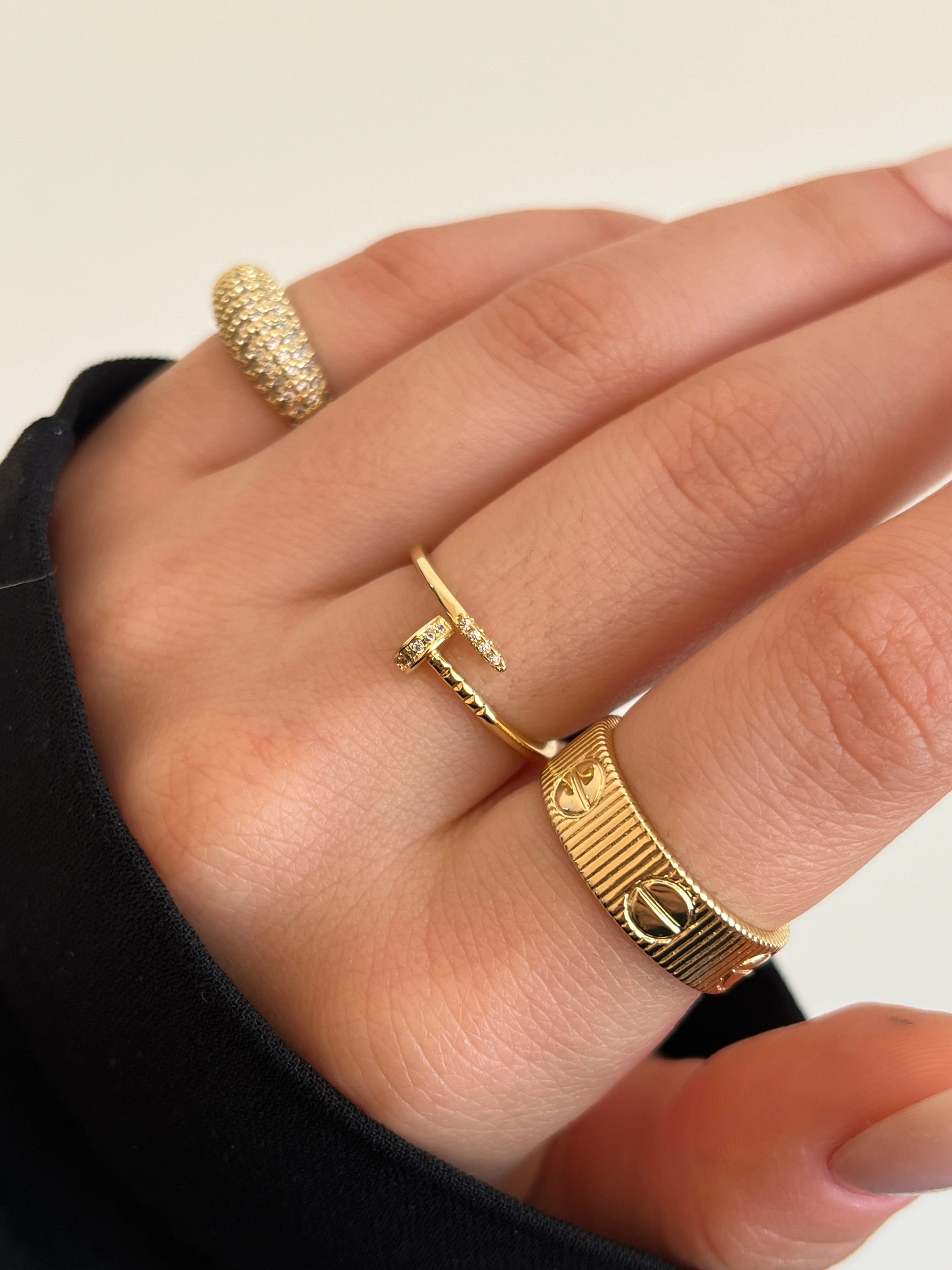 Zirkon Taş Detaylı Yuvarlak Çivi Kadın Yüzük