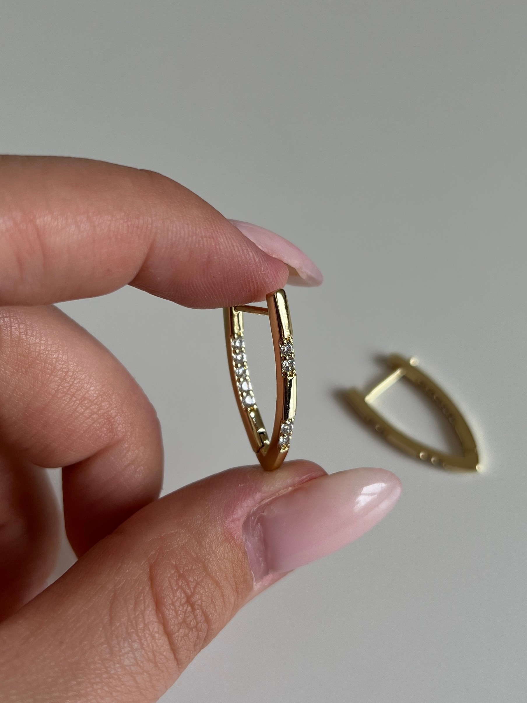 Gold Rengi Zirkon Taş Detaylı Üçgen Uç Xupıng Kadın Küpe