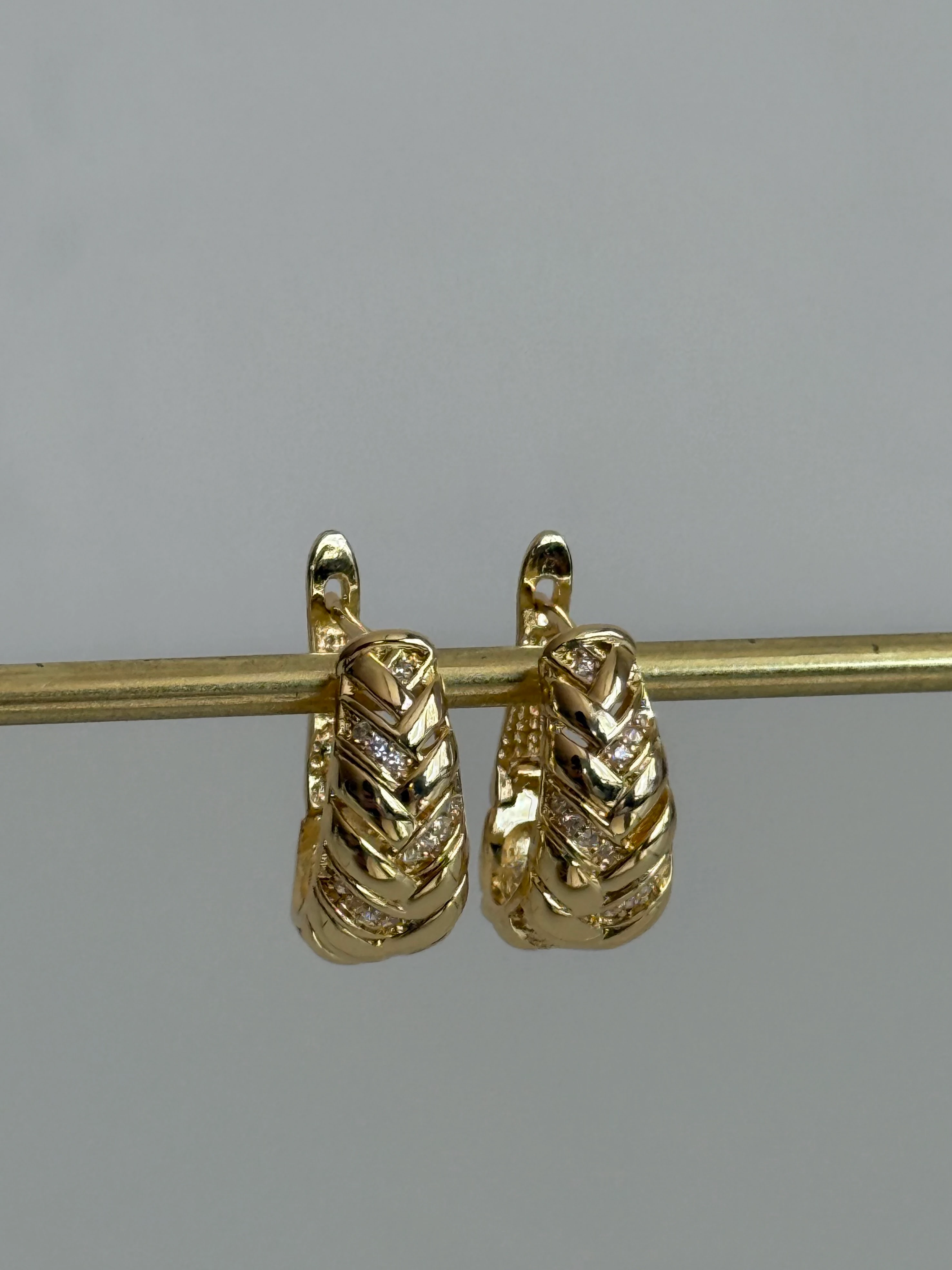 Gold Rengi Örgü Model Kadın Küpe