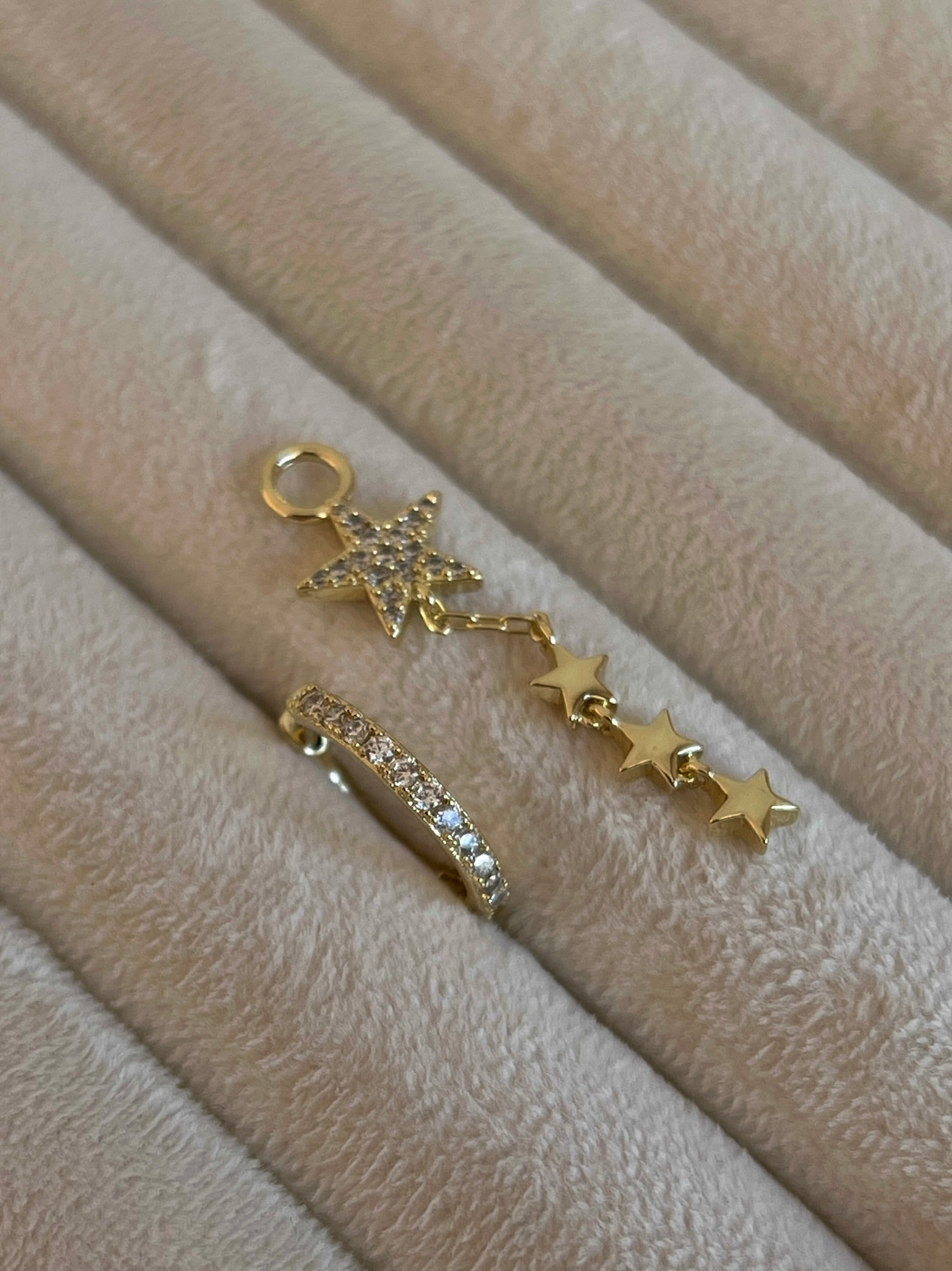Gold Rengi Zirkon Taş Detaylı Yıldız Sallantılı Kadın Küpe