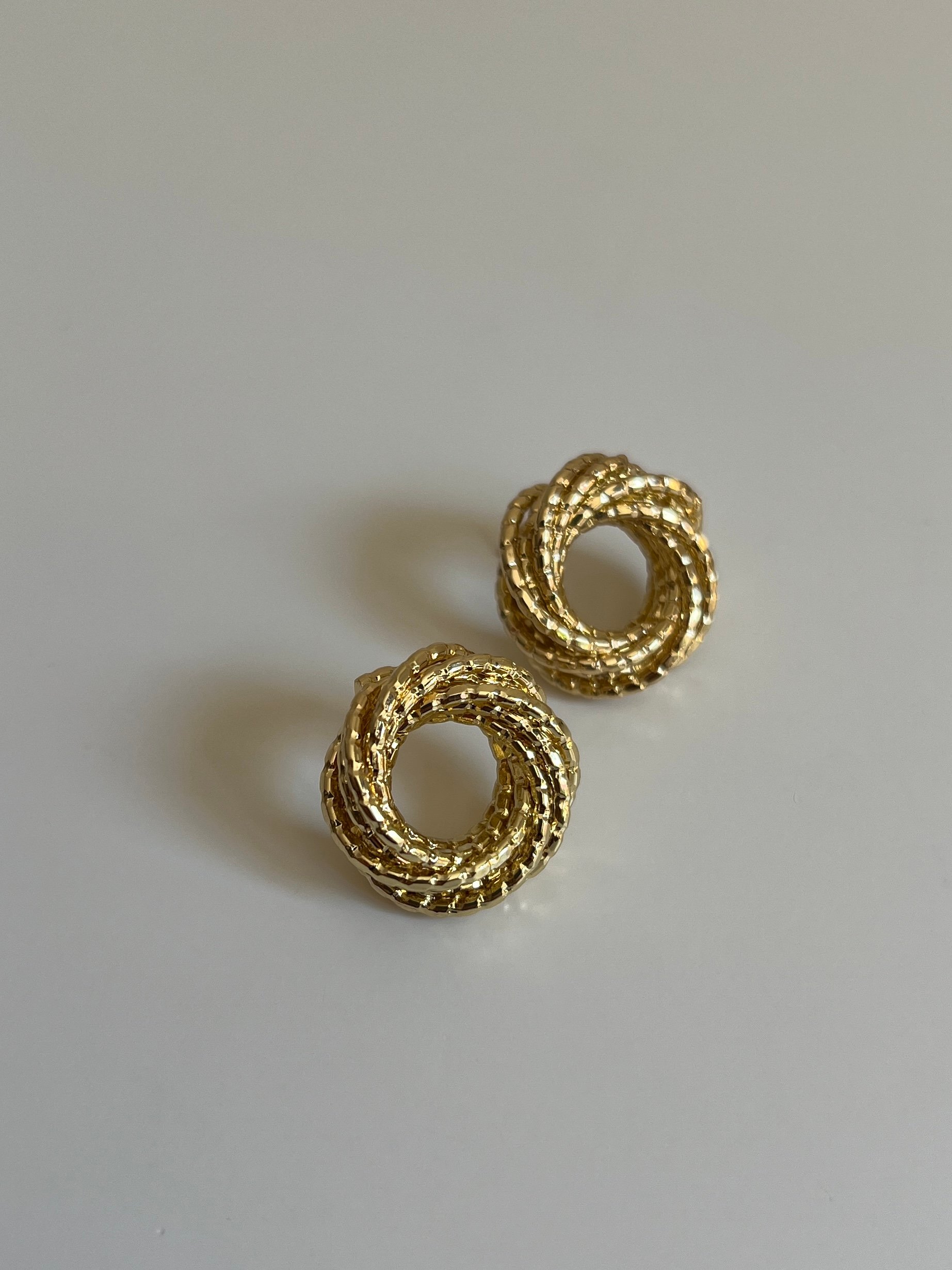 Gold Rengi Yuvarlak Sarmal Model Kadın Küpe
