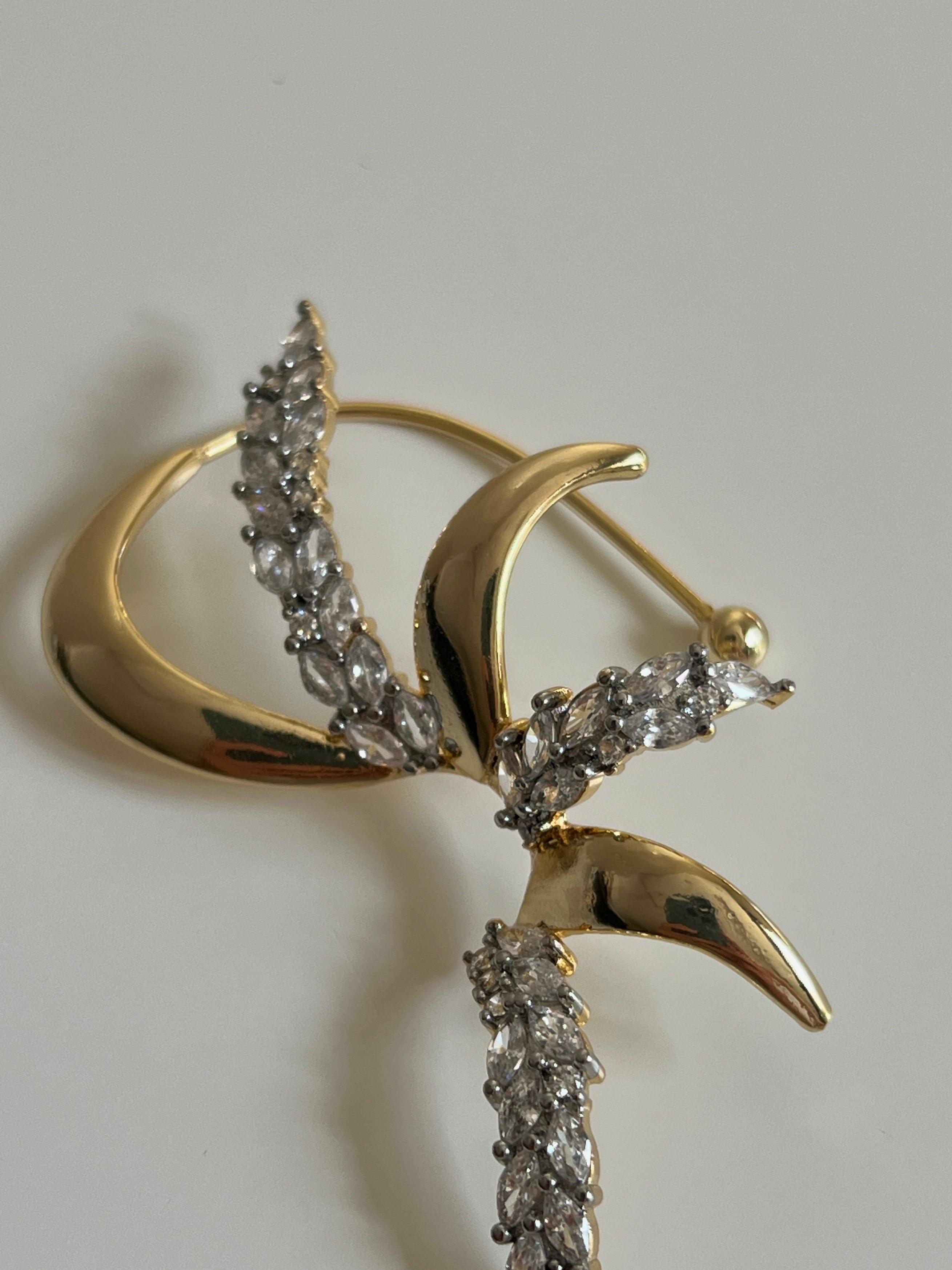 Gold Rengi Damla Zirkon Taşlı Yaprak Model Kadın Kıkırdak Küpe